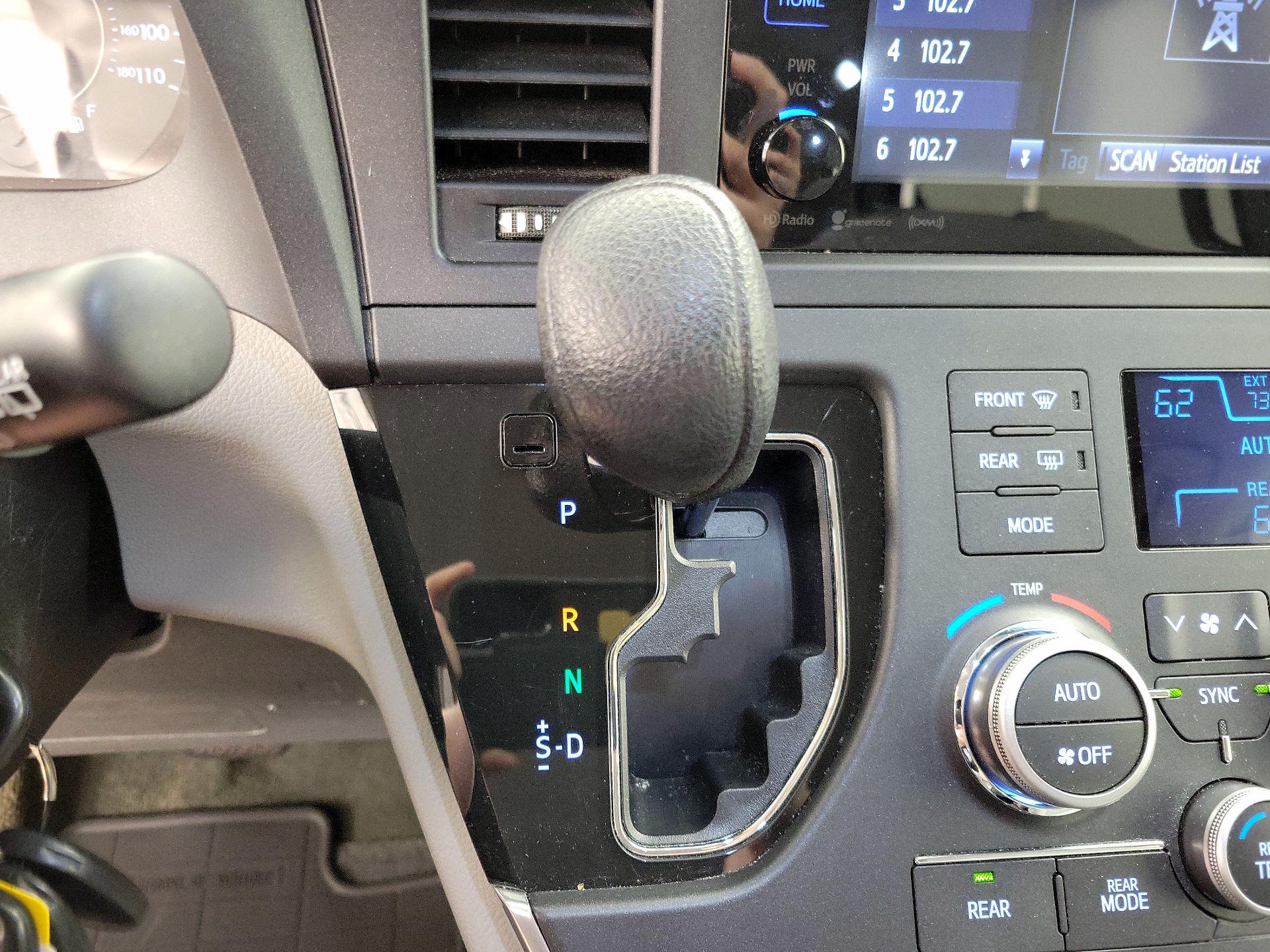 Thumbnail: 2016 Toyota Sienna - 17