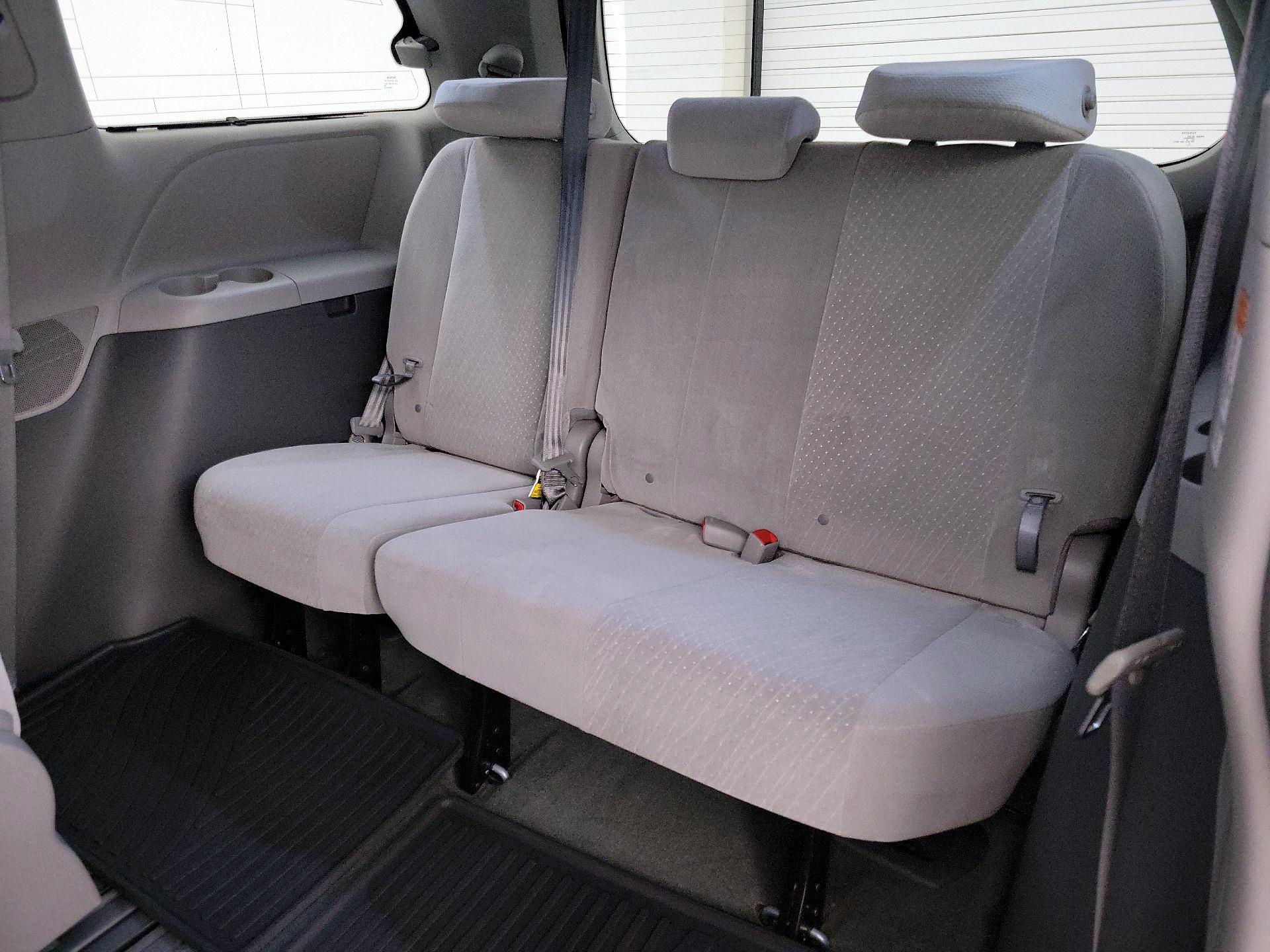 Thumbnail: 2016 Toyota Sienna - 20