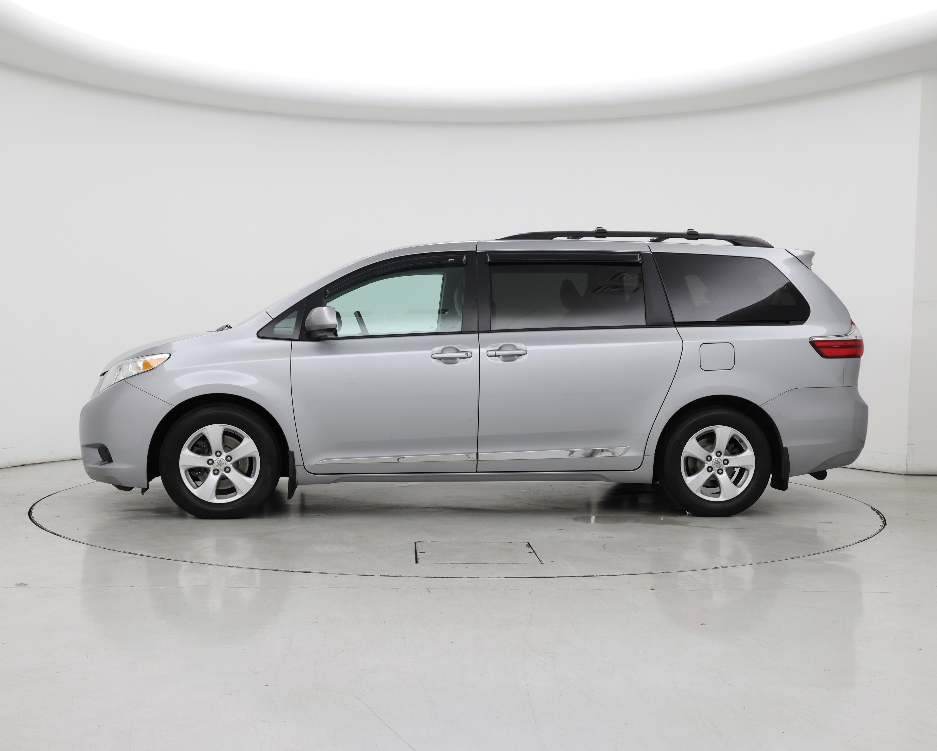 Thumbnail: 2016 Toyota Sienna - 3