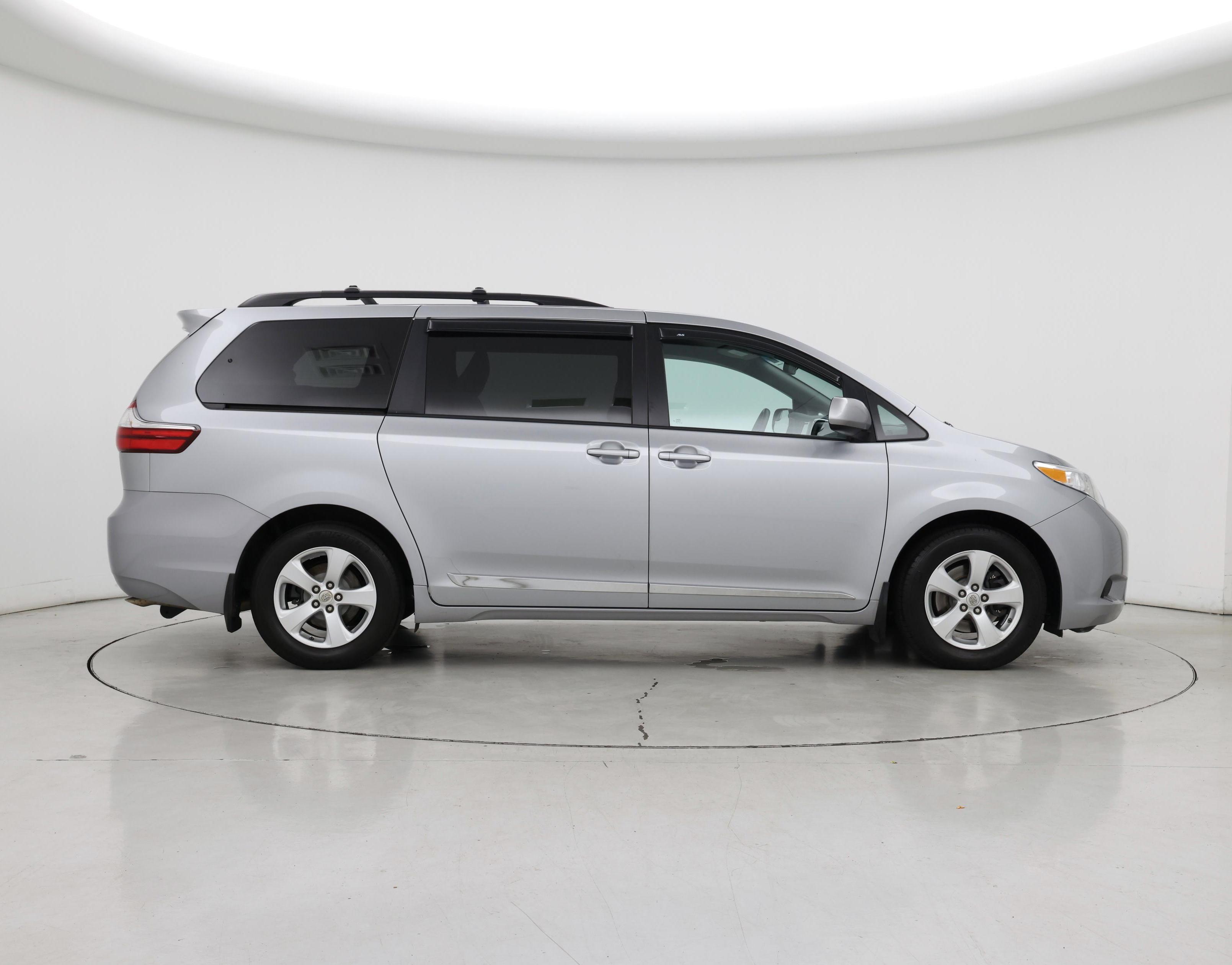 Thumbnail: 2016 Toyota Sienna - 7