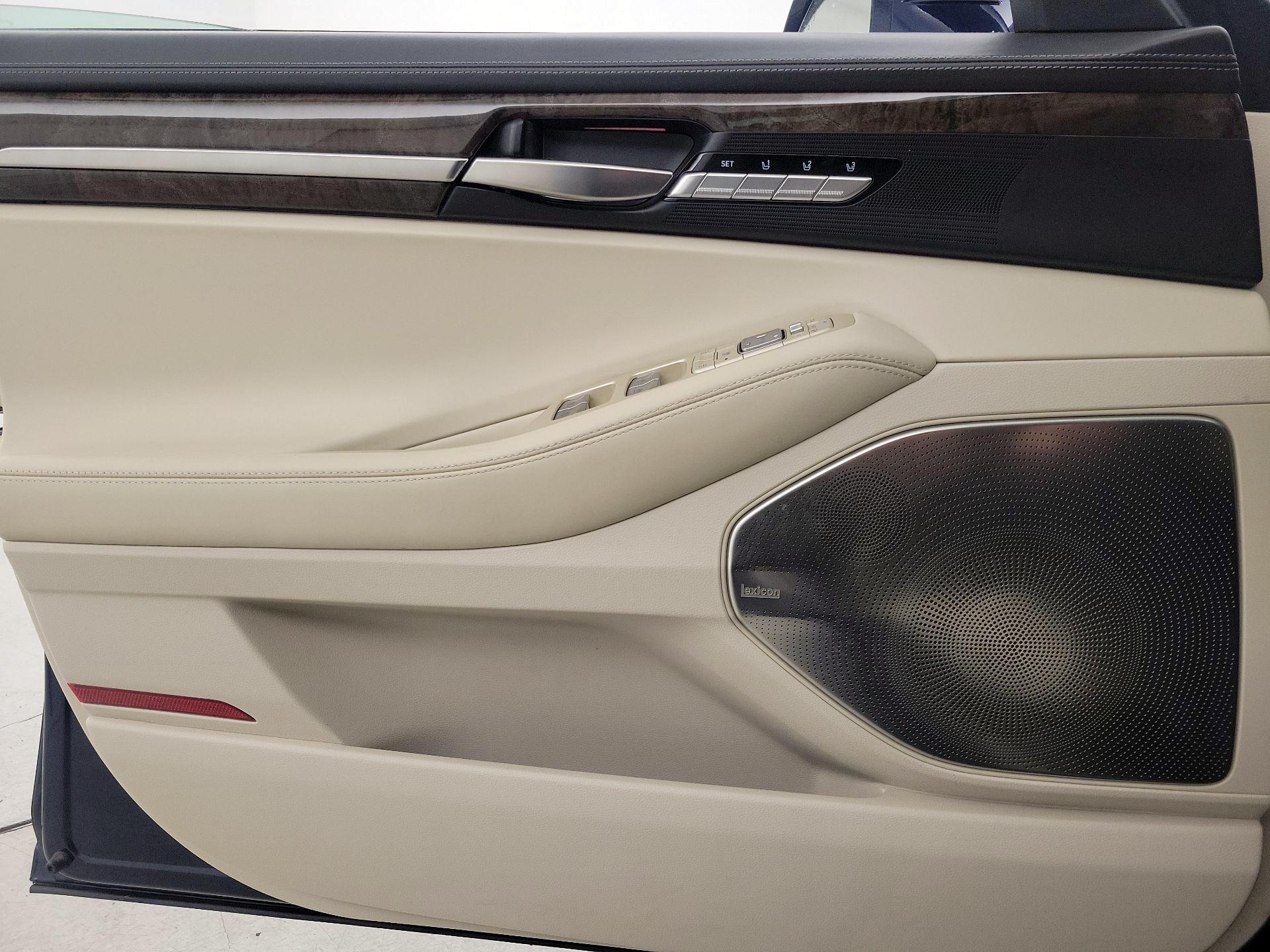 Thumbnail: 2019 Genesis G90 - 12