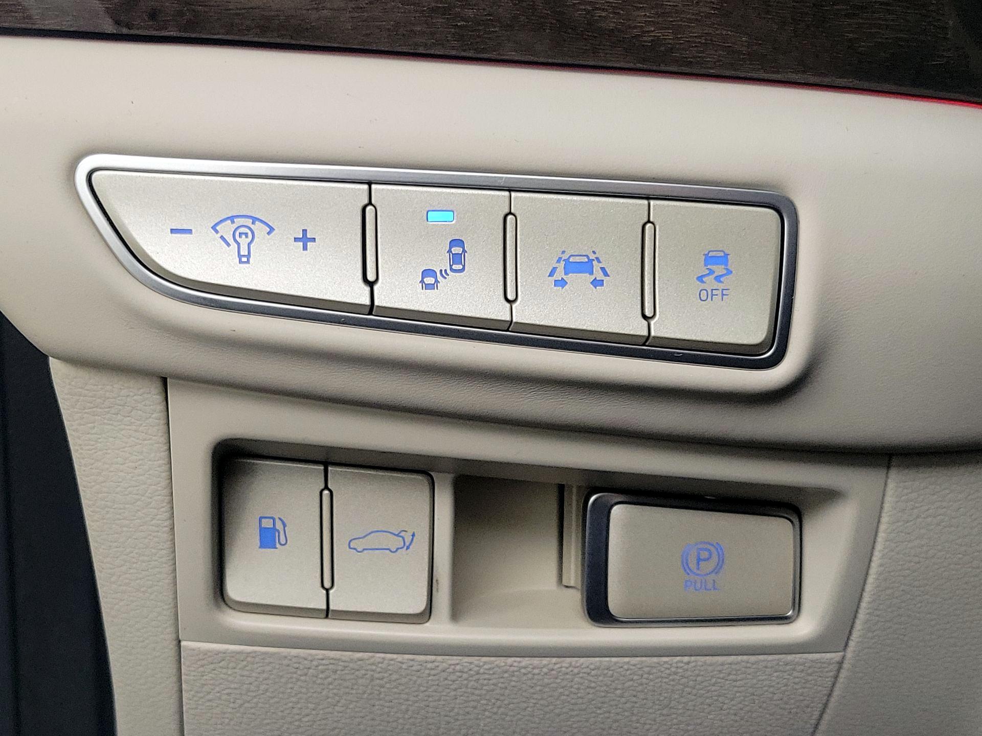 Thumbnail: 2019 Genesis G90 - 13