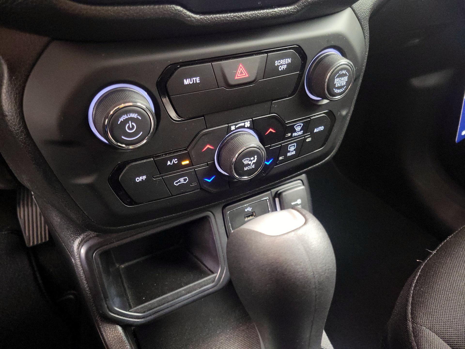 Thumbnail: 2018 Jeep Renegade - 16