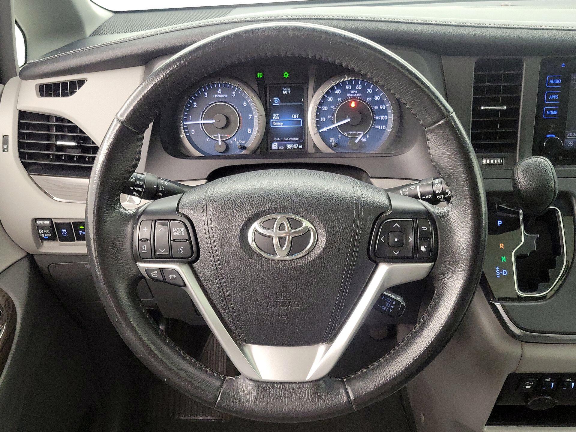 Thumbnail: 2017 Toyota Sienna - 10