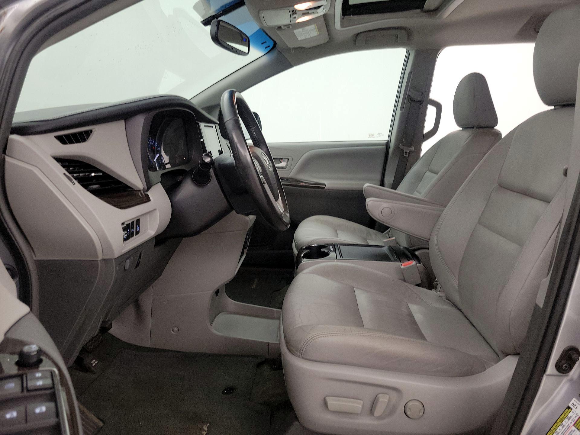 Thumbnail: 2017 Toyota Sienna - 11