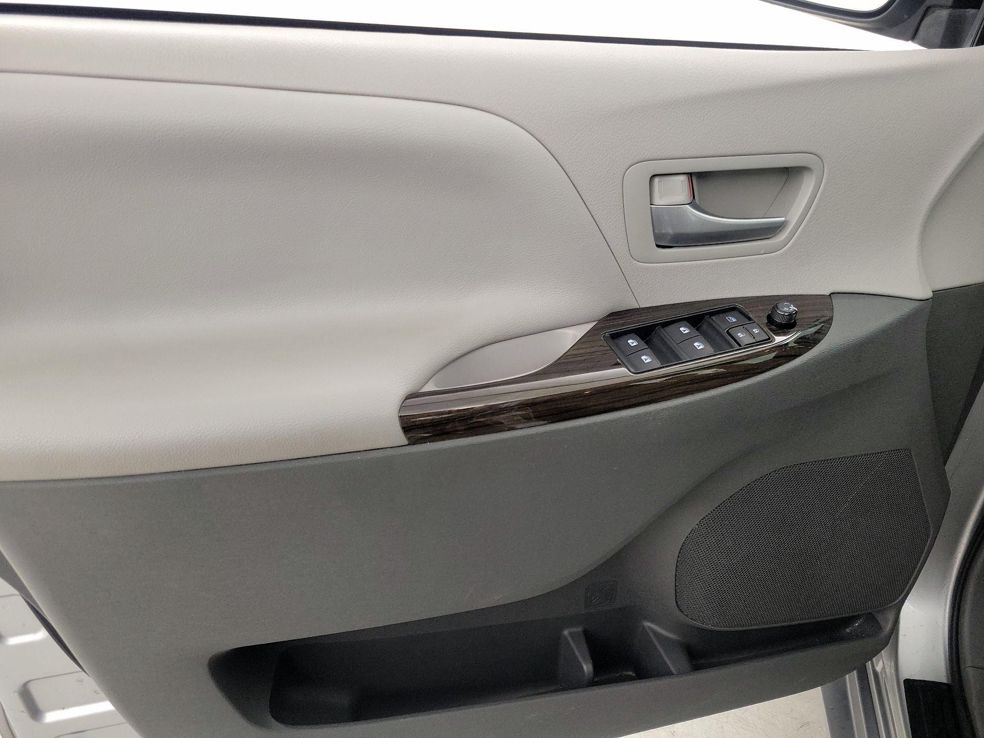 Thumbnail: 2017 Toyota Sienna - 12