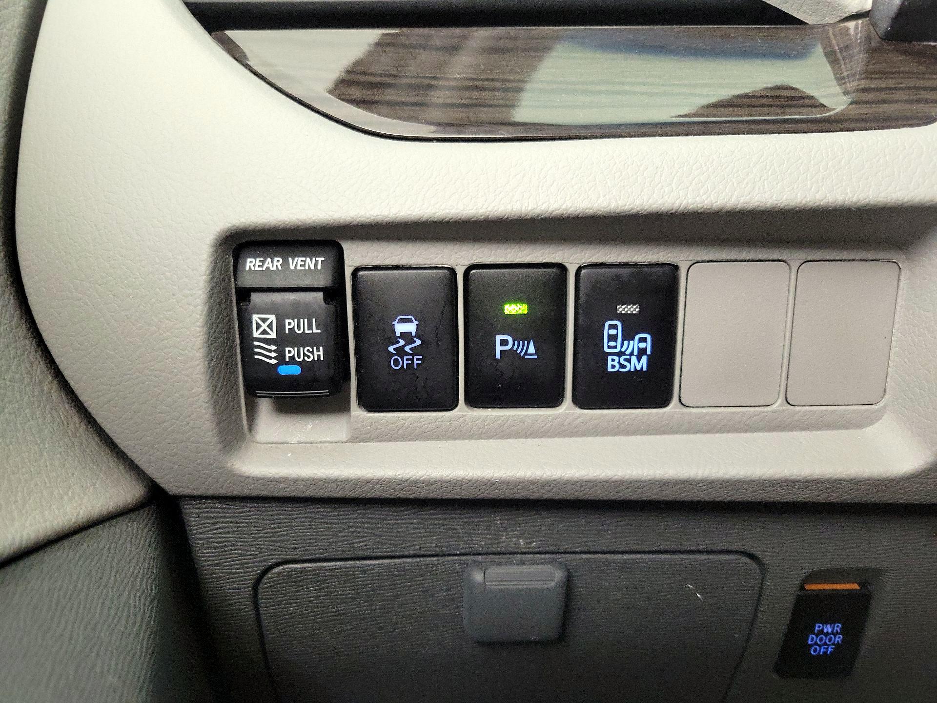 Thumbnail: 2017 Toyota Sienna - 13