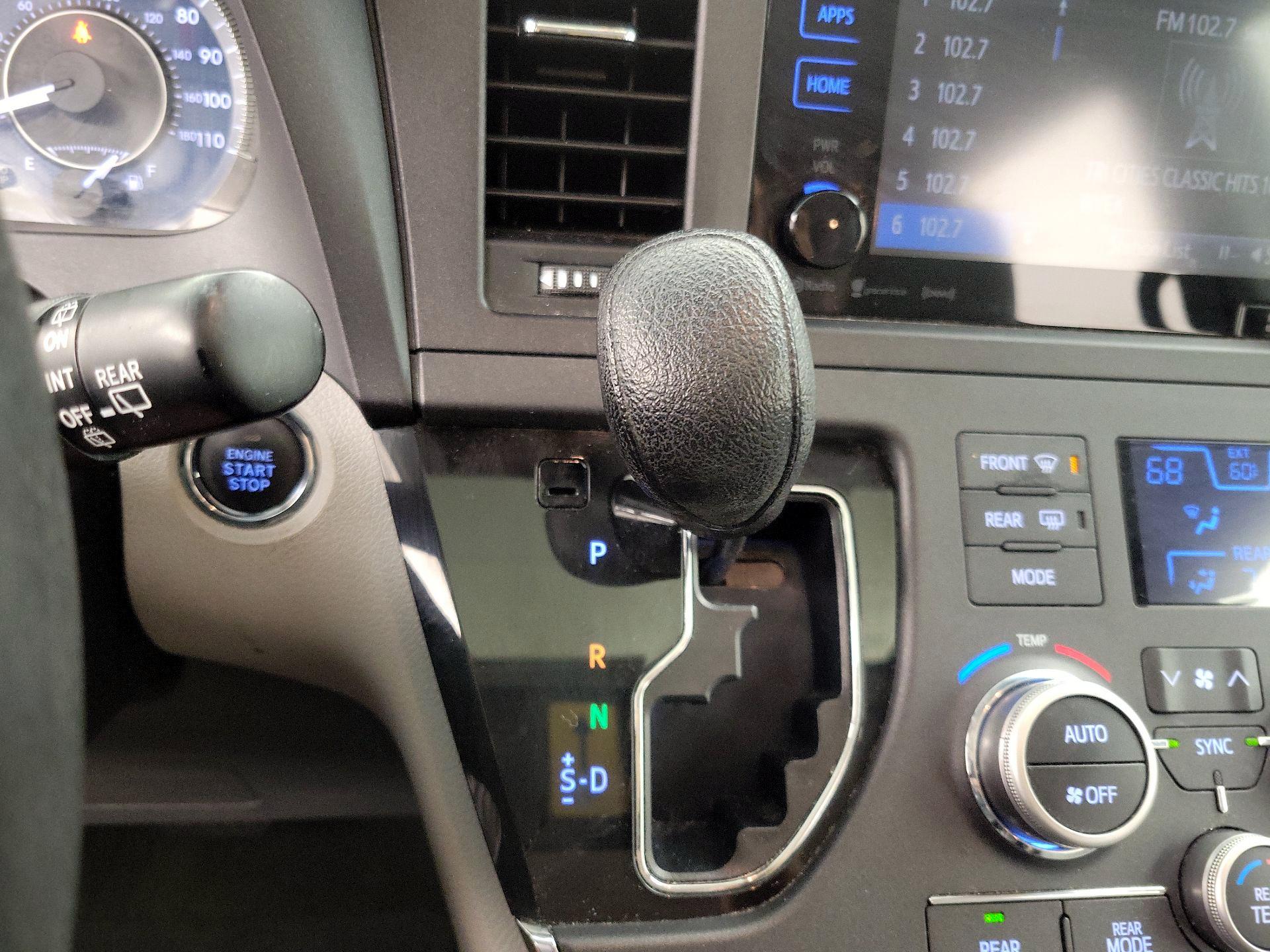 Thumbnail: 2017 Toyota Sienna - 18
