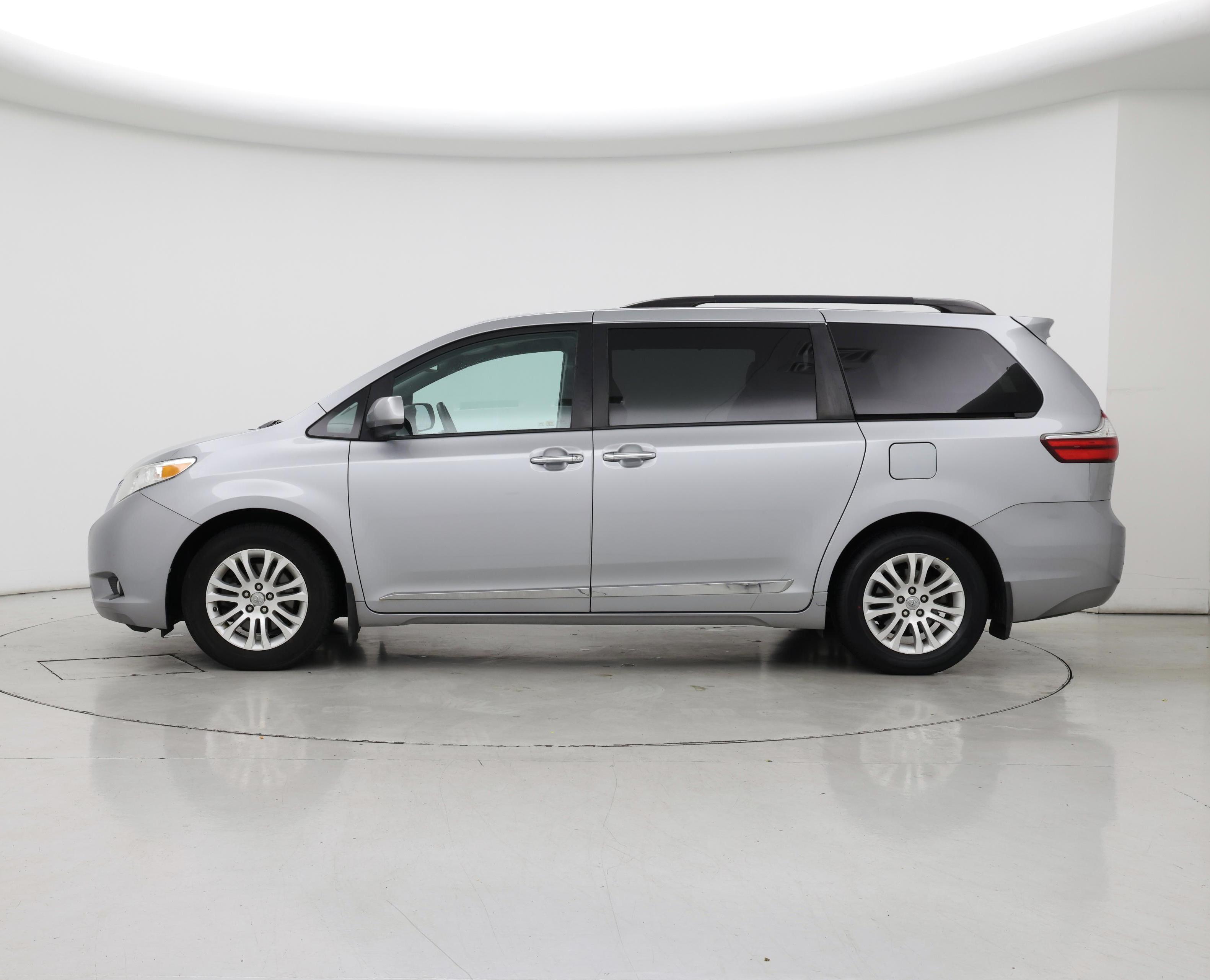 Thumbnail: 2017 Toyota Sienna - 3