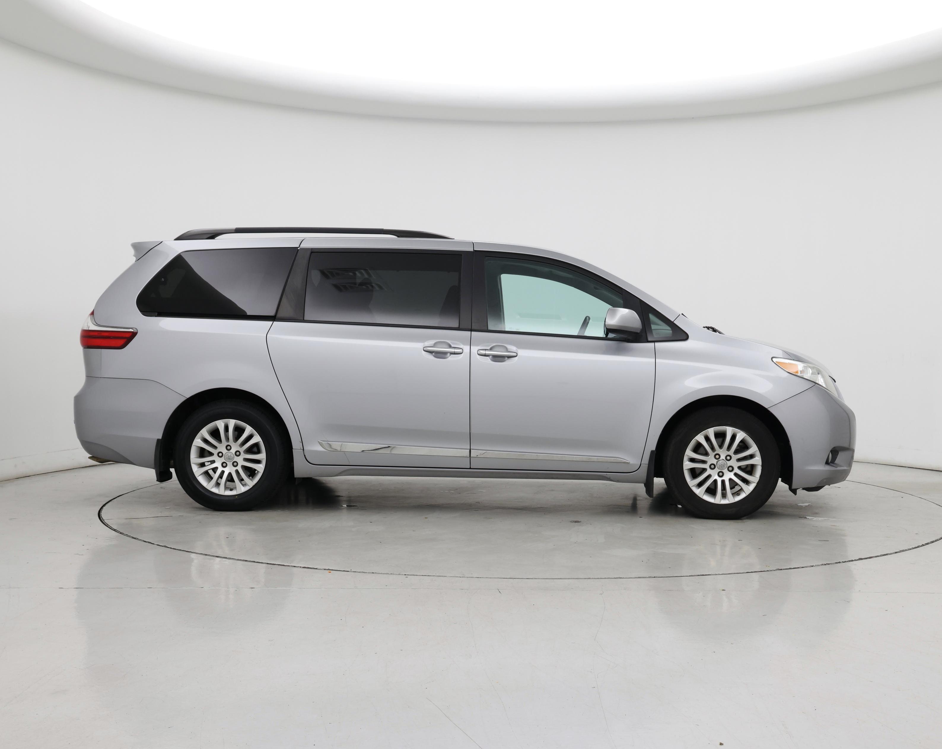 Thumbnail: 2017 Toyota Sienna - 7