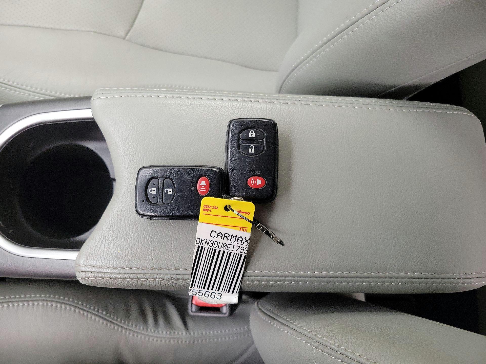 Thumbnail: 2014 Toyota Prius - 20