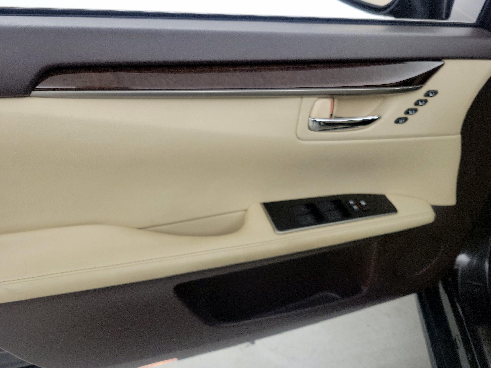 Thumbnail: 2016 Lexus ES - 12