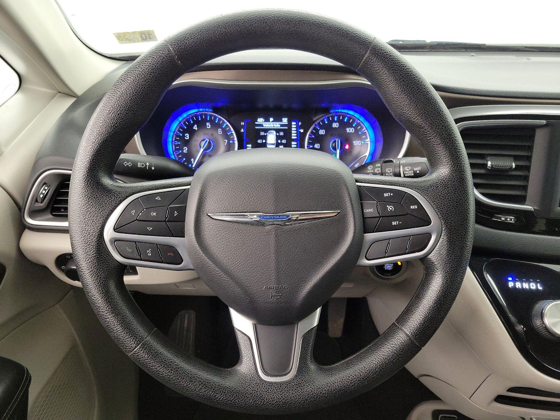 Thumbnail: 2021 Chrysler Voyager - 10