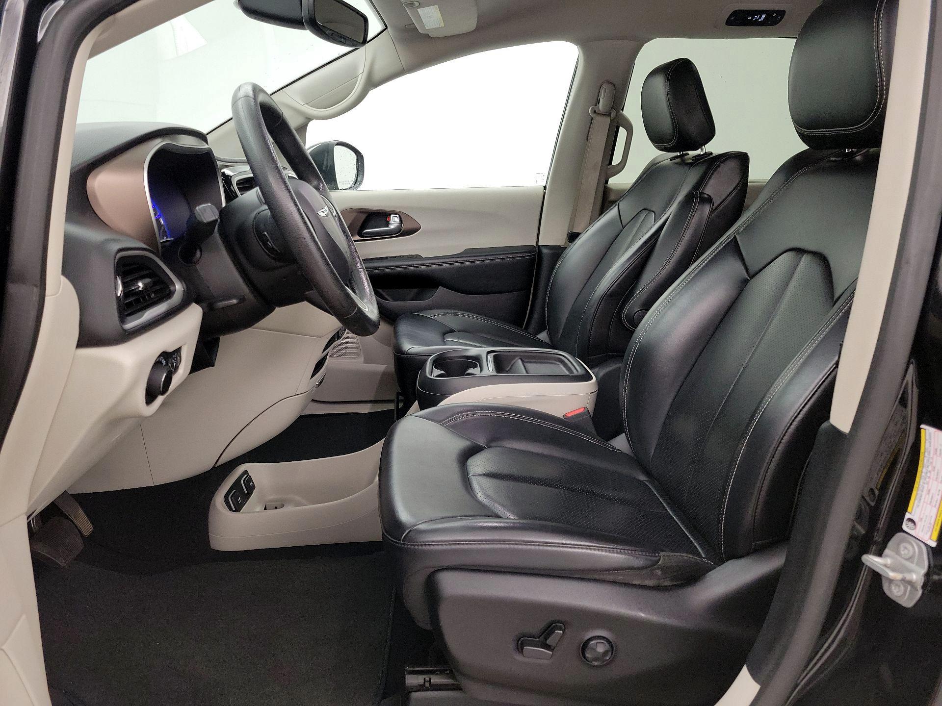 Thumbnail: 2021 Chrysler Voyager - 11