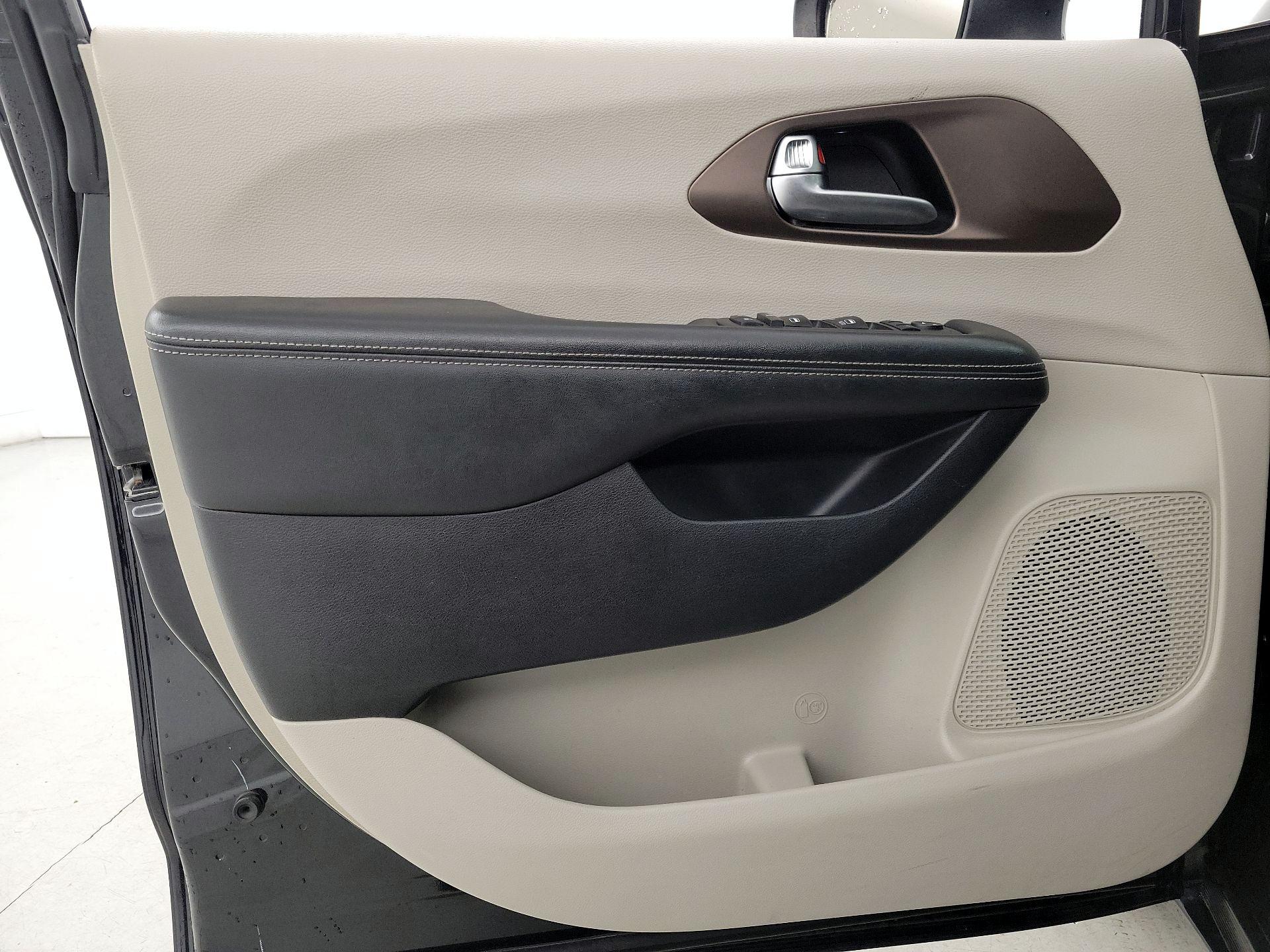 Thumbnail: 2021 Chrysler Voyager - 12