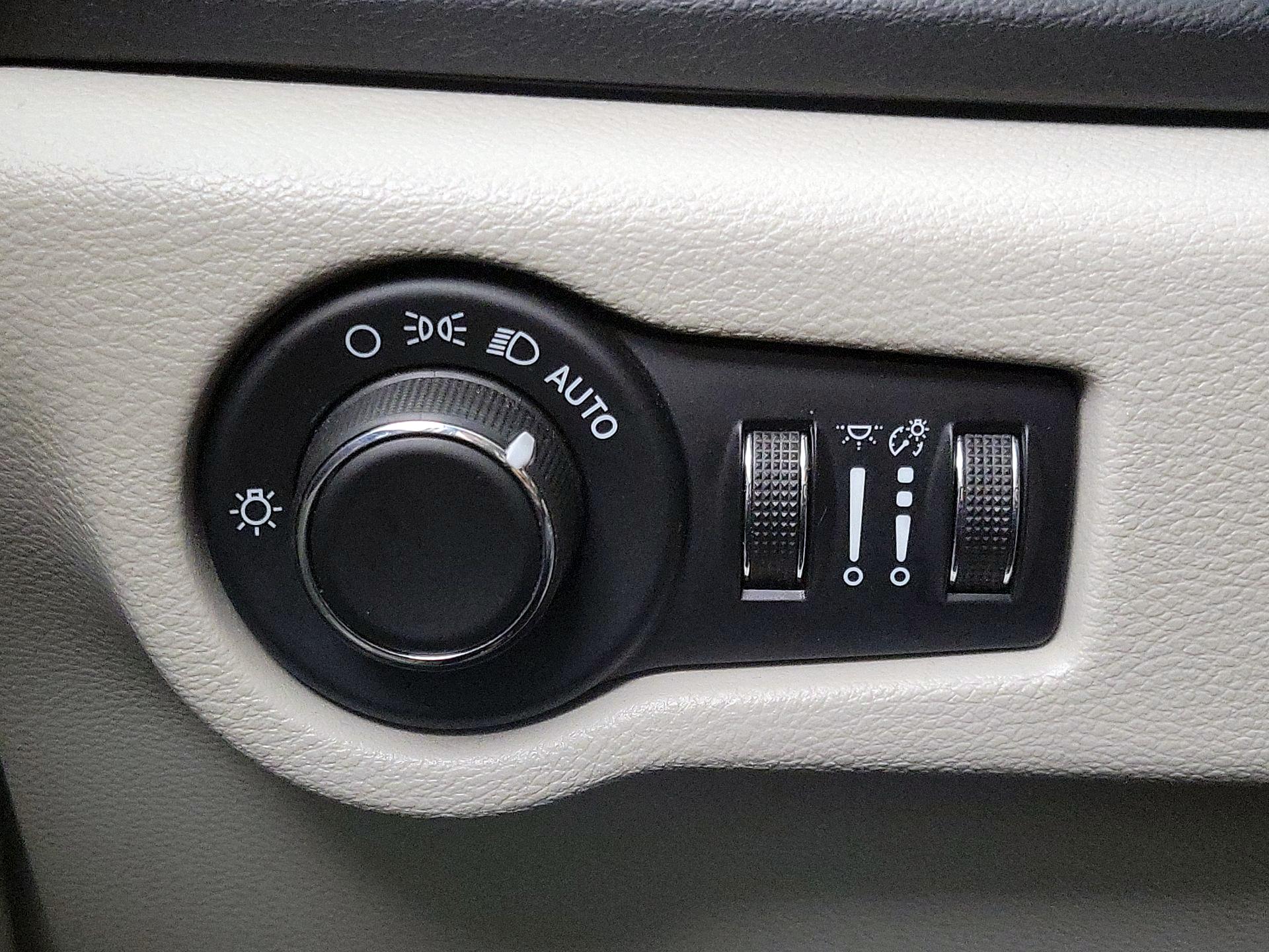 Thumbnail: 2021 Chrysler Voyager - 13