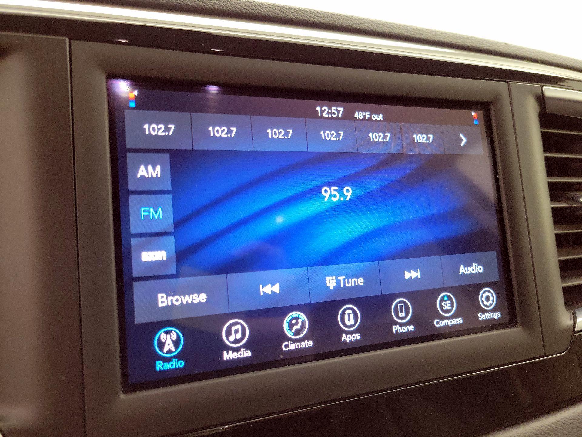 Thumbnail: 2021 Chrysler Voyager - 15