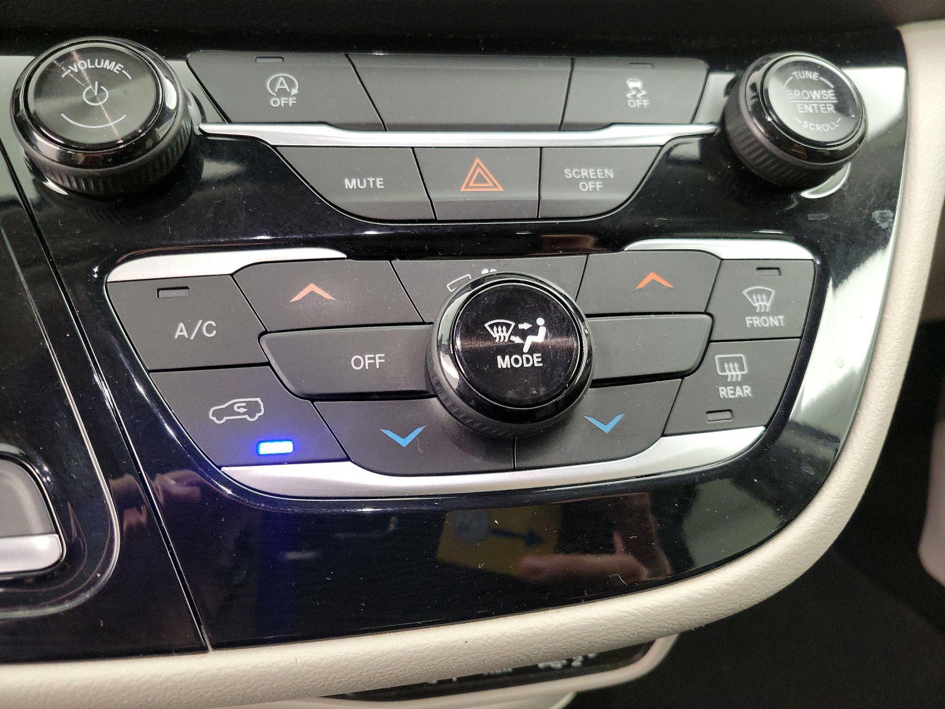 Thumbnail: 2021 Chrysler Voyager - 16