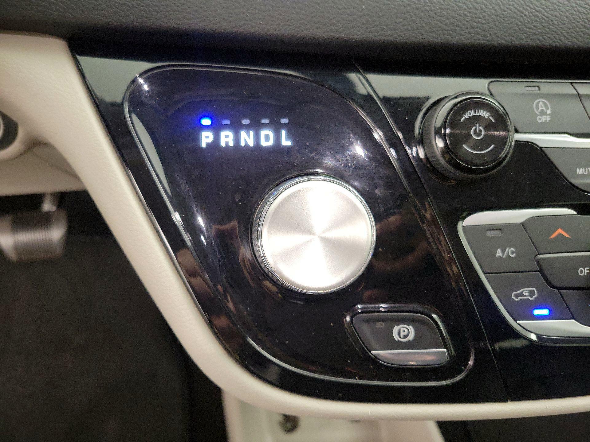 Thumbnail: 2021 Chrysler Voyager - 17