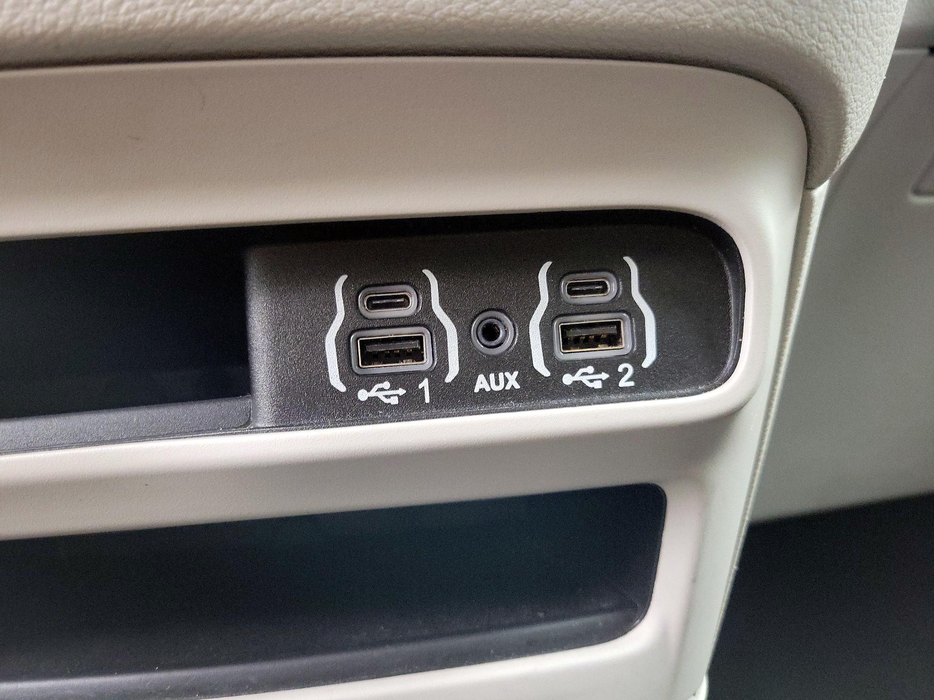 Thumbnail: 2021 Chrysler Voyager - 18