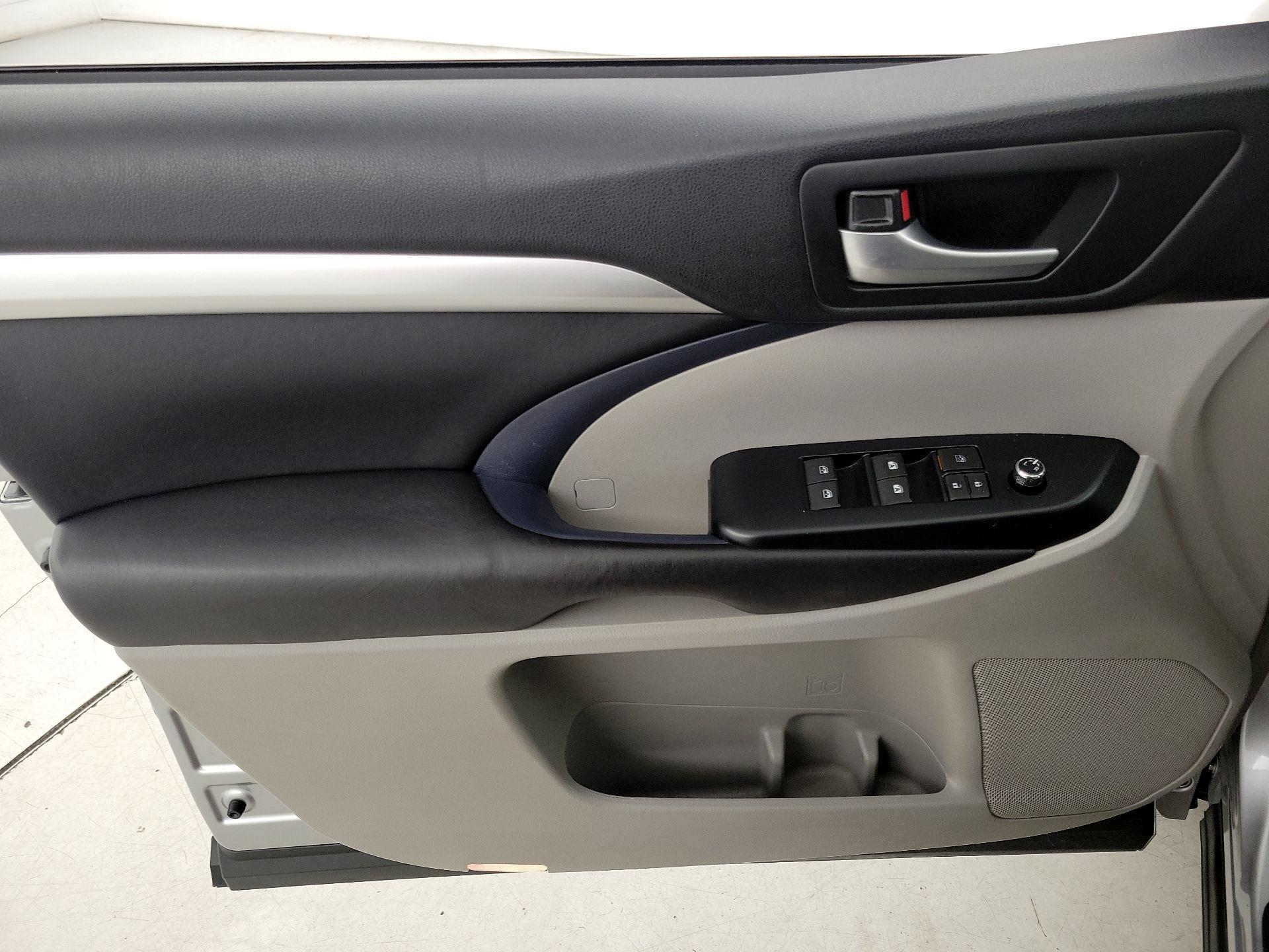 Thumbnail: 2016 Toyota Highlander - 12