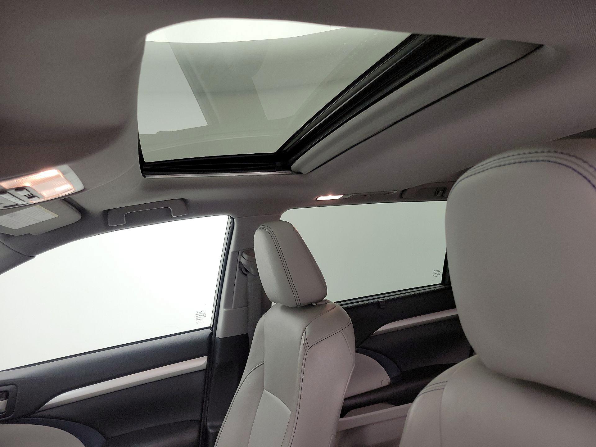Thumbnail: 2016 Toyota Highlander - 20