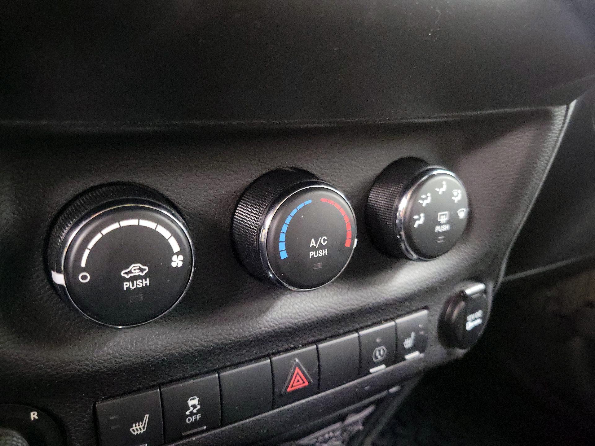 Thumbnail: 2015 Jeep Wrangler - 15