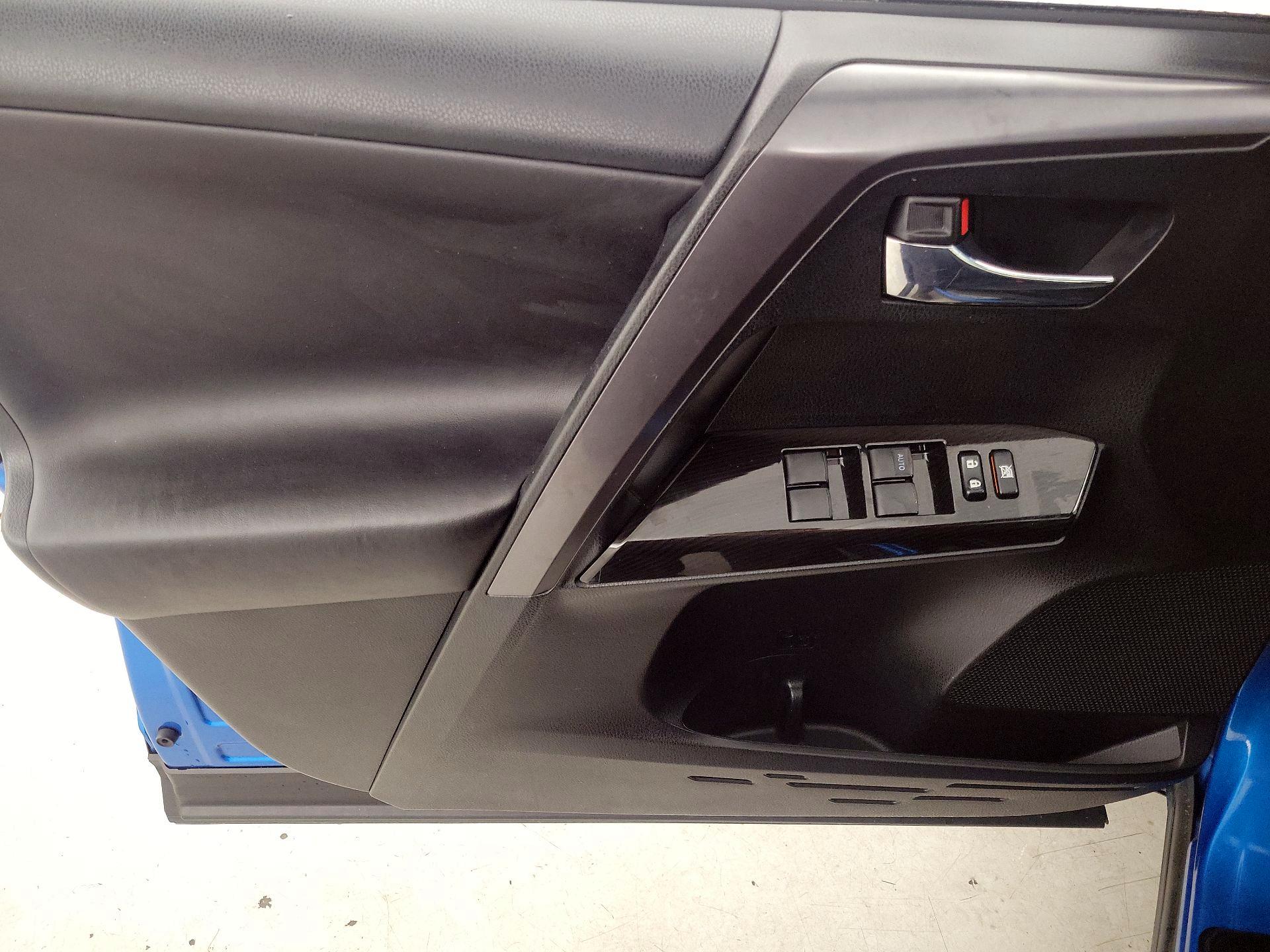 Thumbnail: 2016 Toyota RAV4 - 12