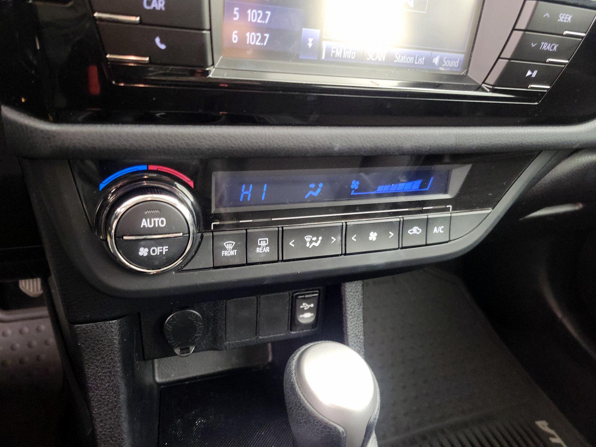 Thumbnail: 2014 Toyota Corolla - 16