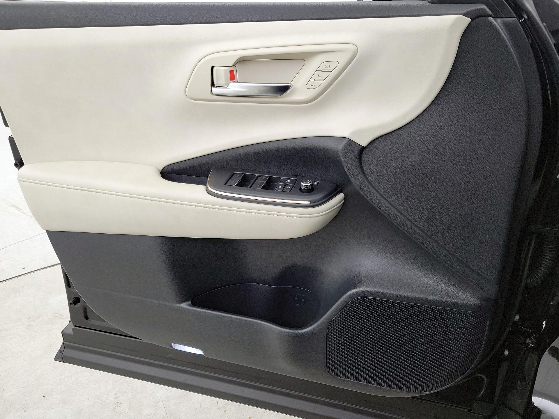 Thumbnail: 2023 Toyota Crown - 12