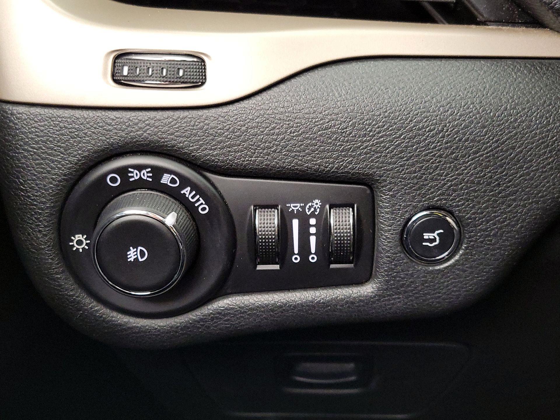 Thumbnail: 2015 Jeep Cherokee - 13