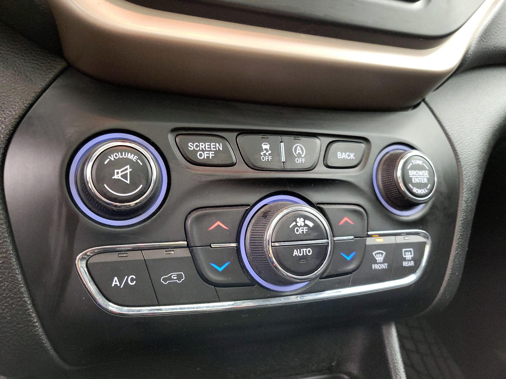 Thumbnail: 2015 Jeep Cherokee - 17