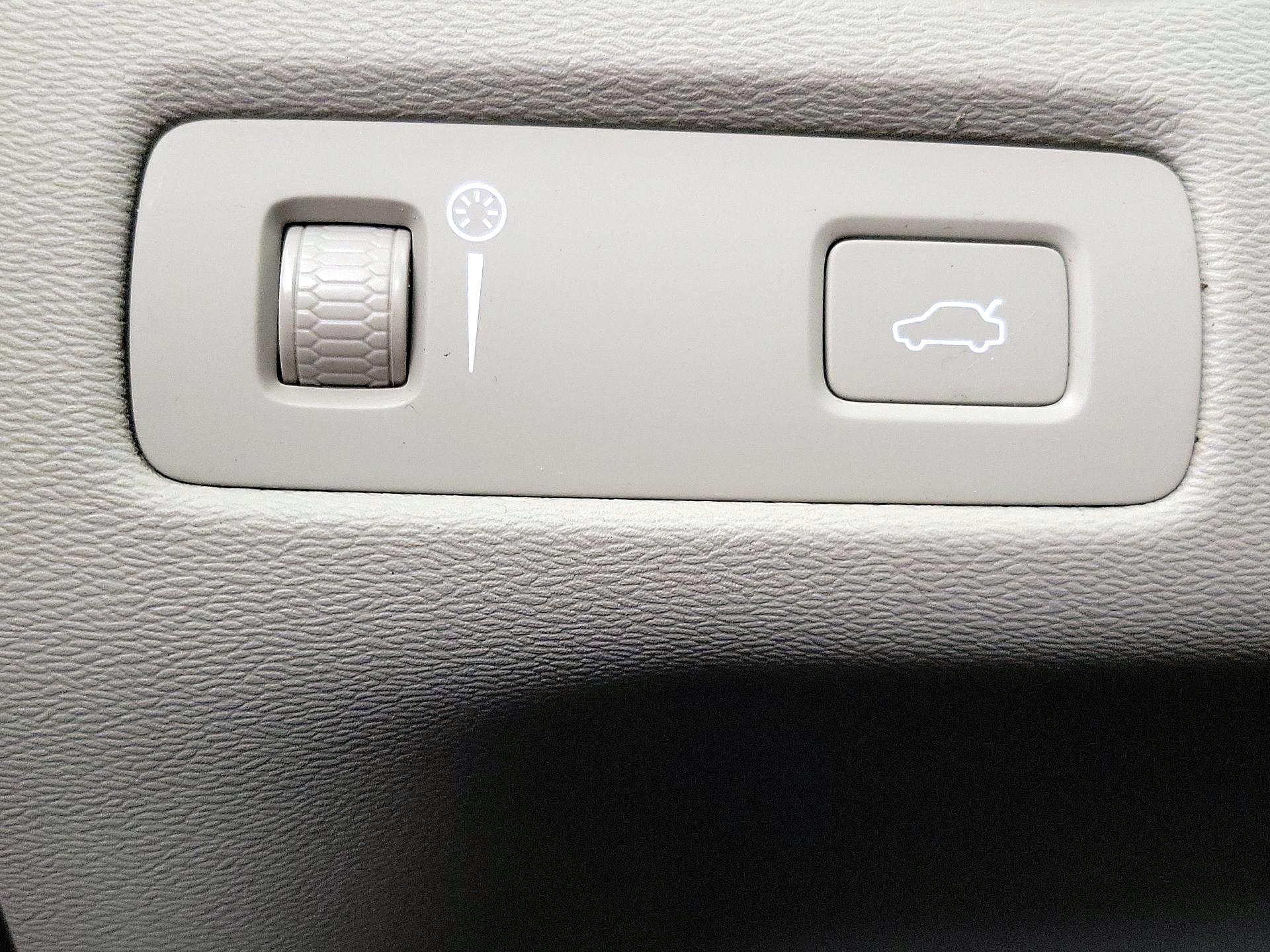 Thumbnail: 2020 Volvo XC60 - 13