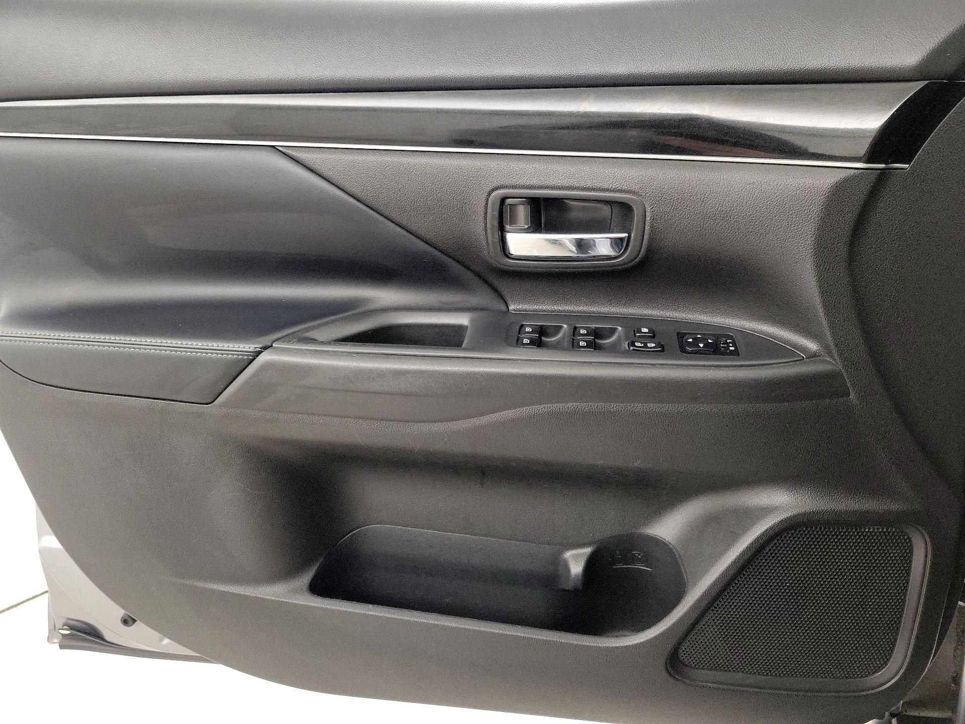 Thumbnail: 2019 Mitsubishi Outlander - 12