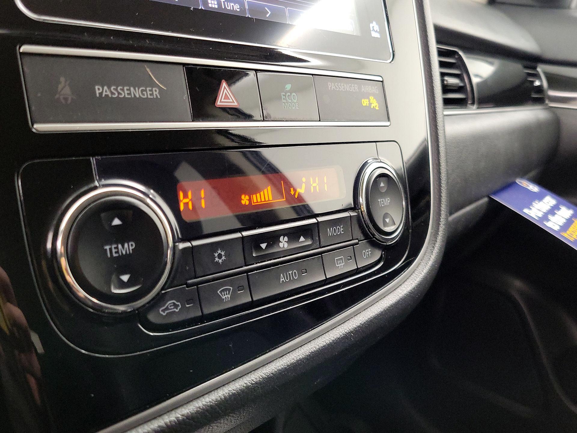 Thumbnail: 2019 Mitsubishi Outlander - 16