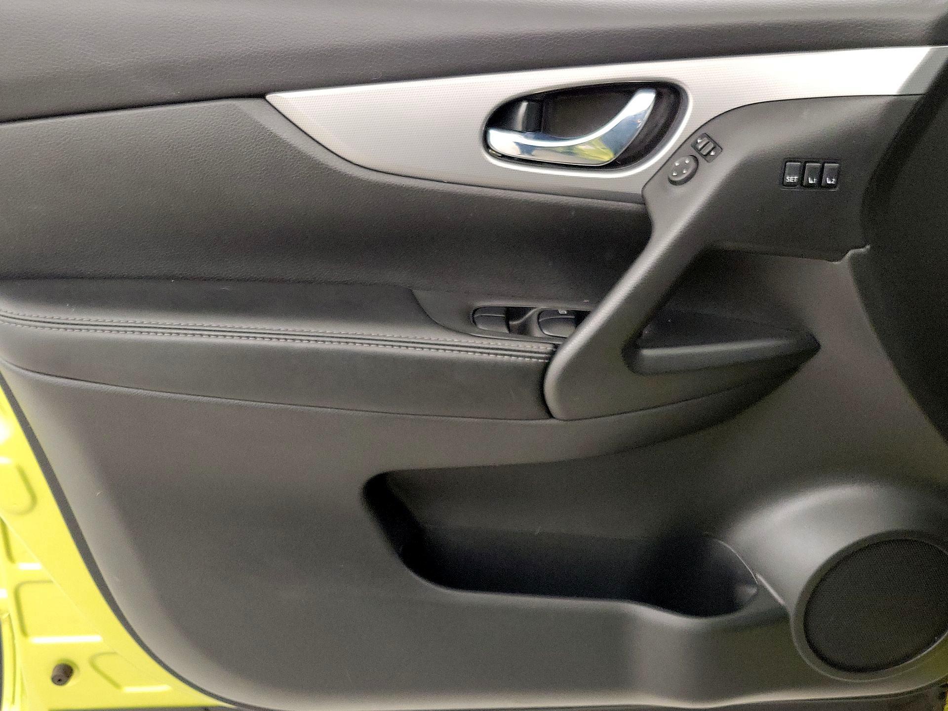 Thumbnail: 2020 Nissan Rogue Sport - 12