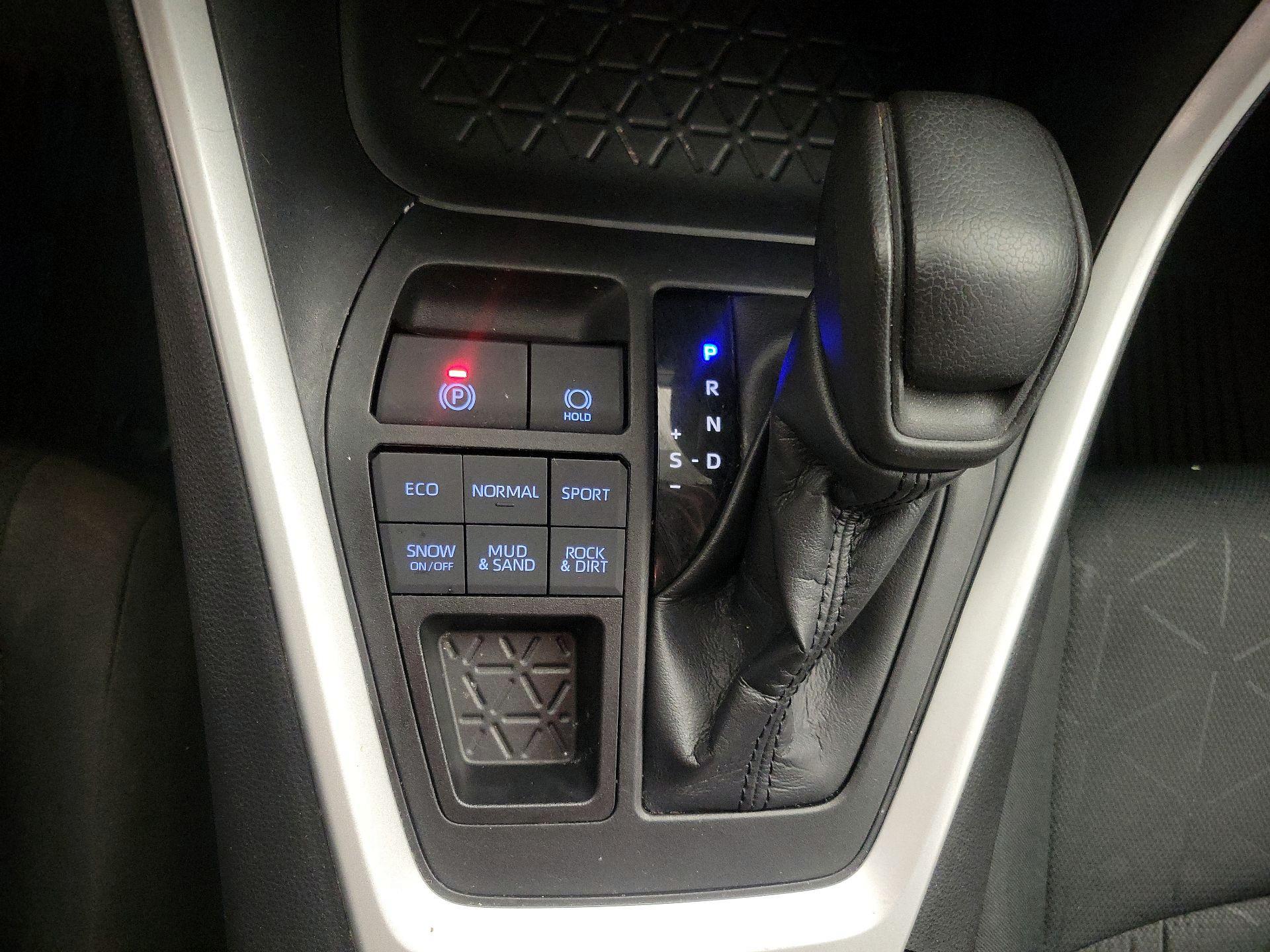 Thumbnail: 2021 Toyota RAV4 - 17