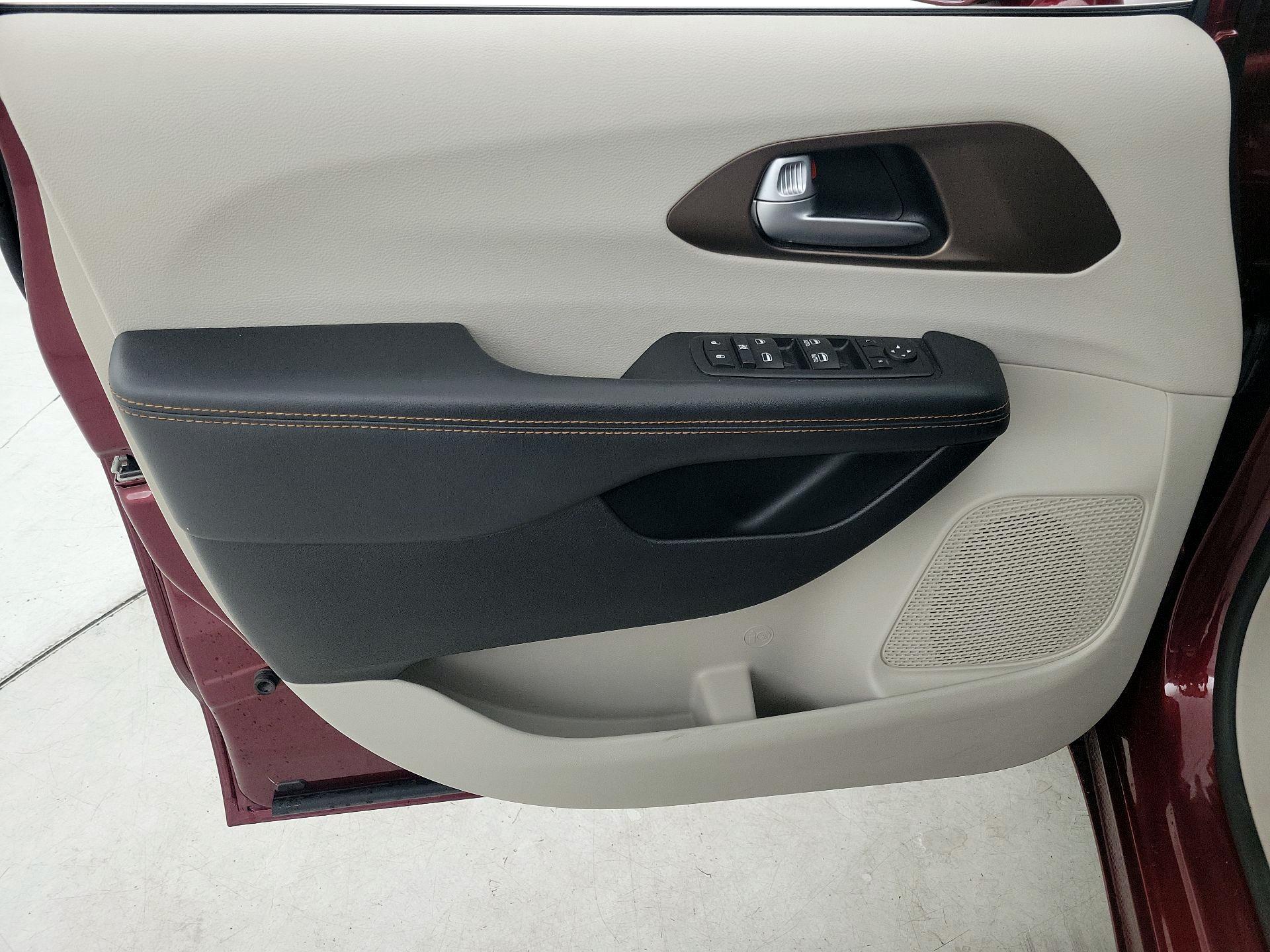 Thumbnail: 2017 Chrysler Pacifica - 12