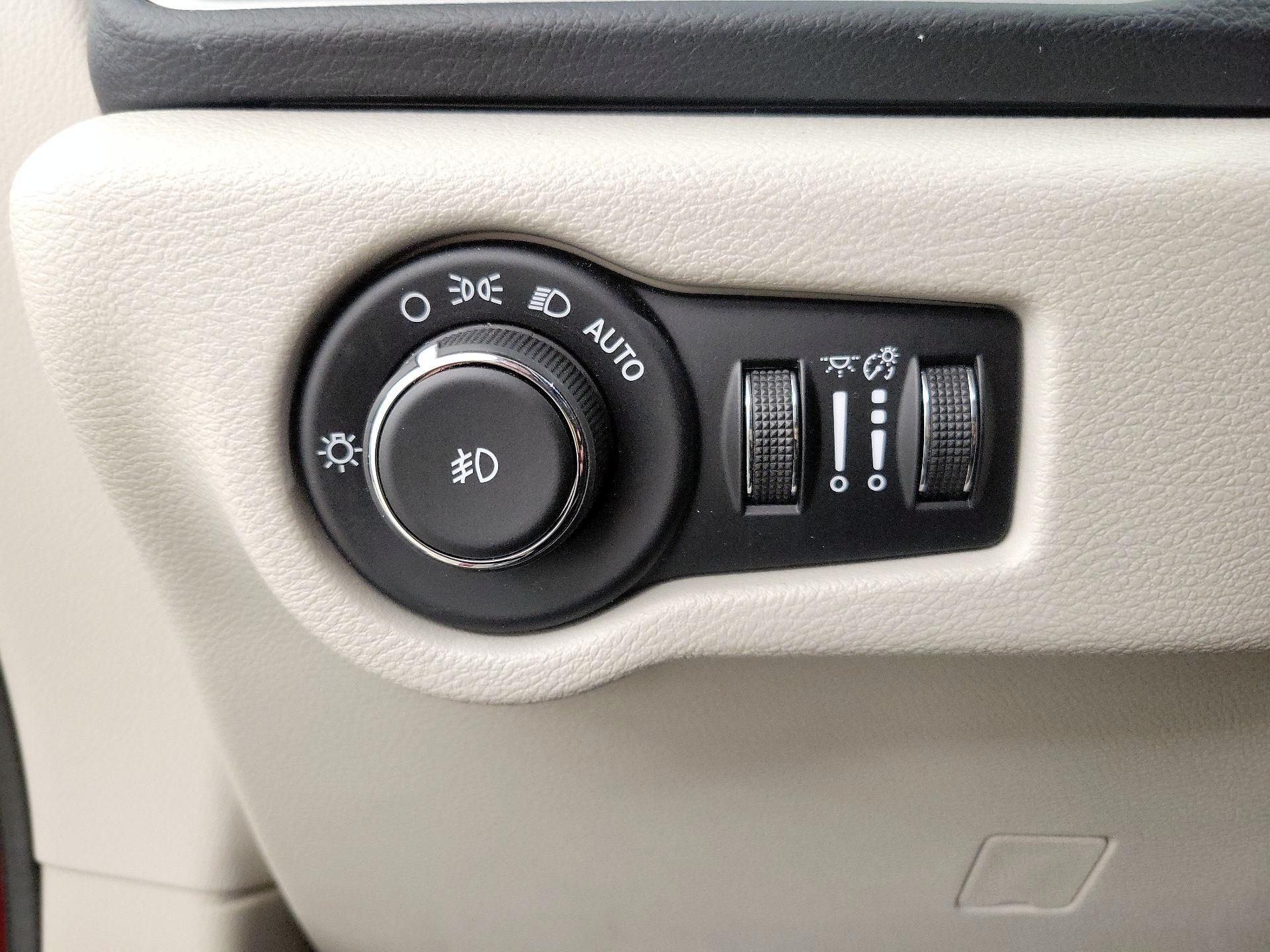 Thumbnail: 2017 Chrysler Pacifica - 13