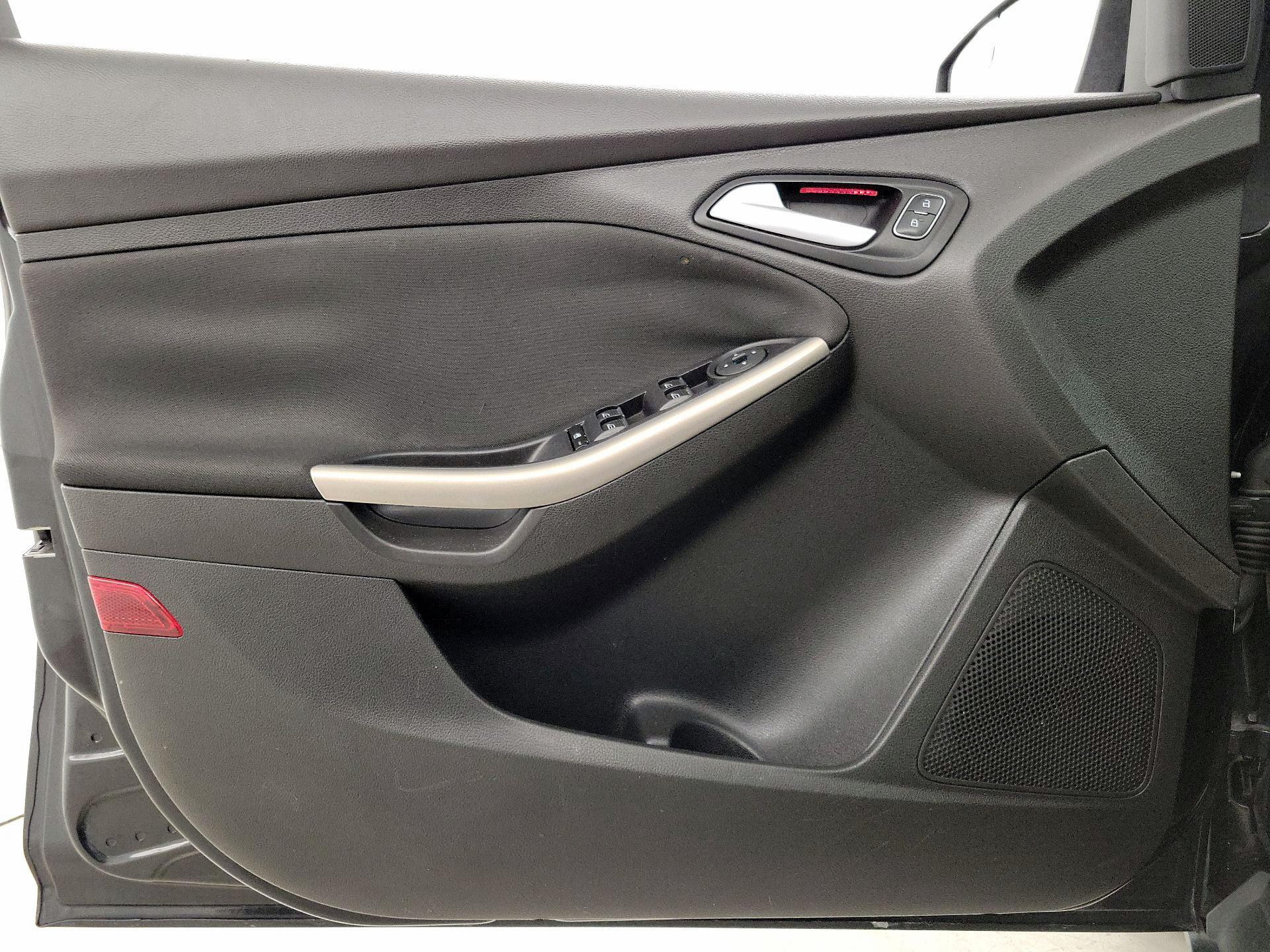 Thumbnail: 2015 Ford Focus - 12