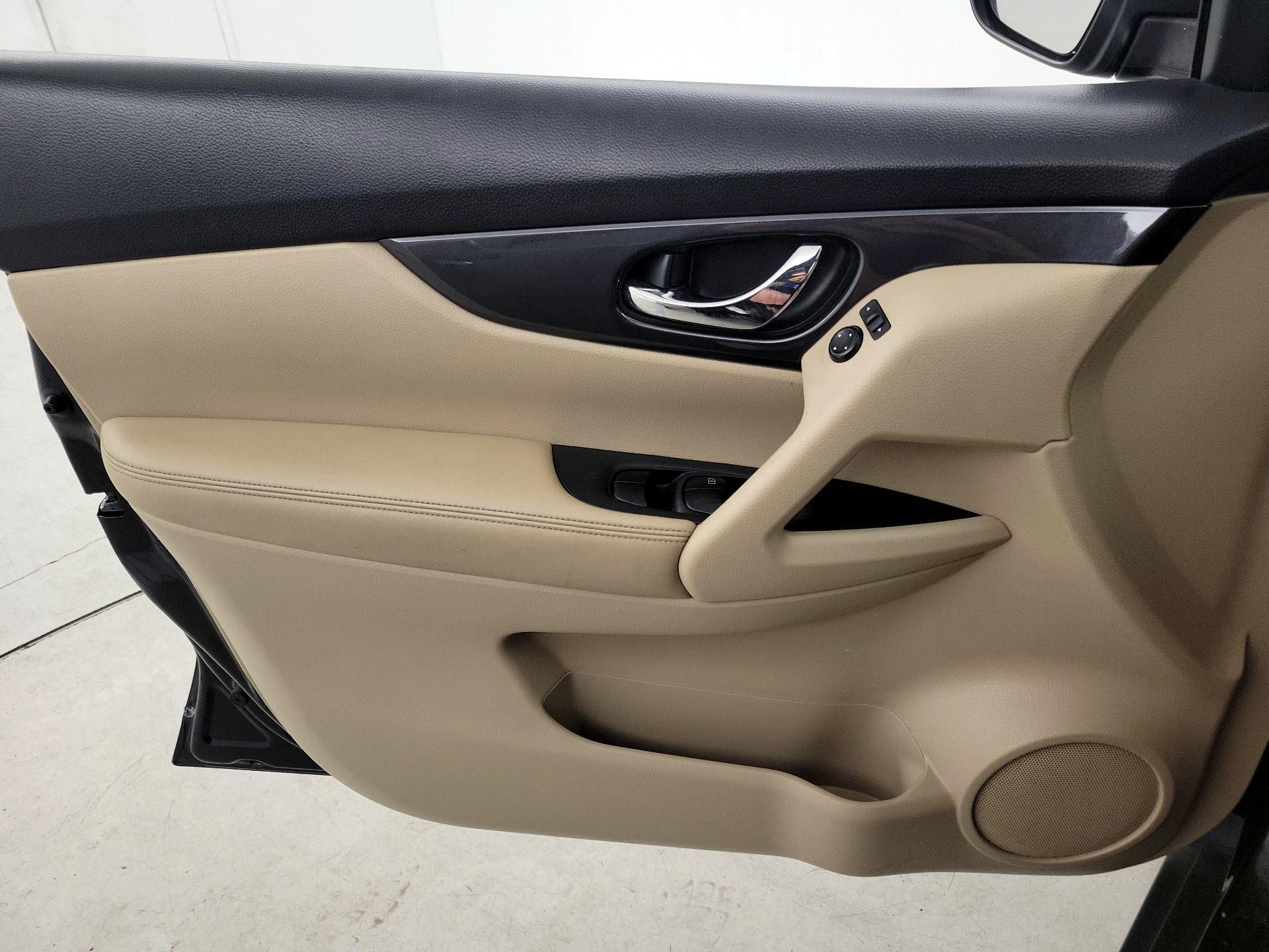 Thumbnail: 2017 Nissan Rogue - 12