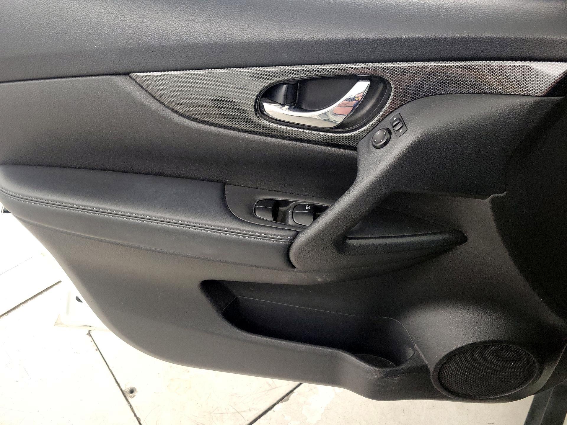 Thumbnail: 2016 Nissan Rogue - 12