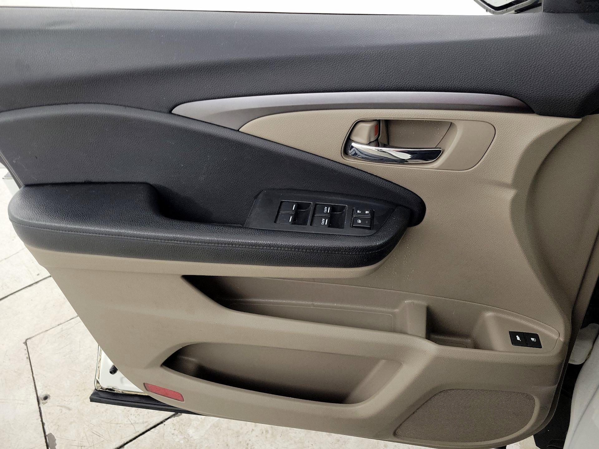 Thumbnail: 2017 Honda Pilot - 12