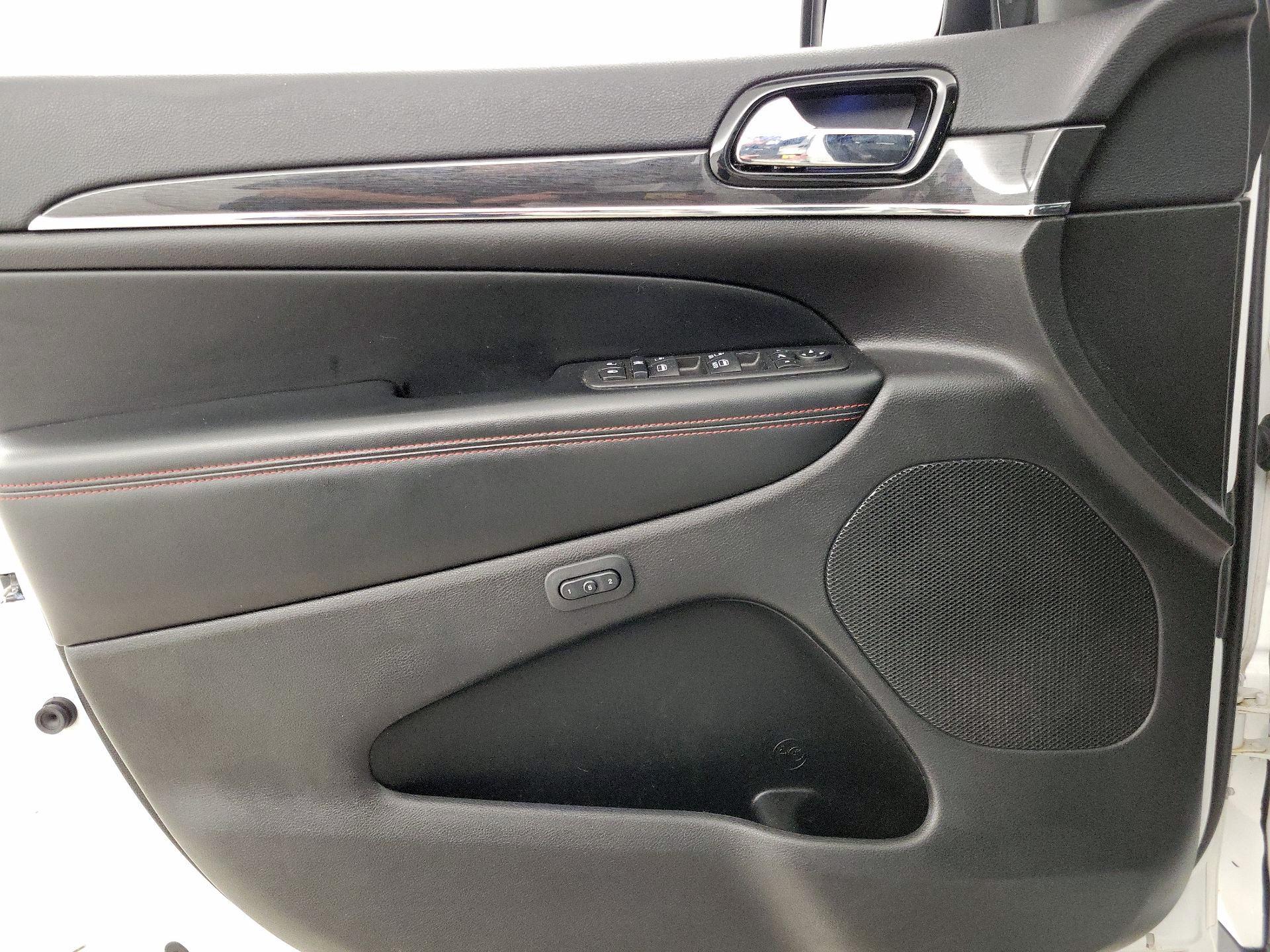 Thumbnail: 2020 Jeep Grand Cherokee - 12