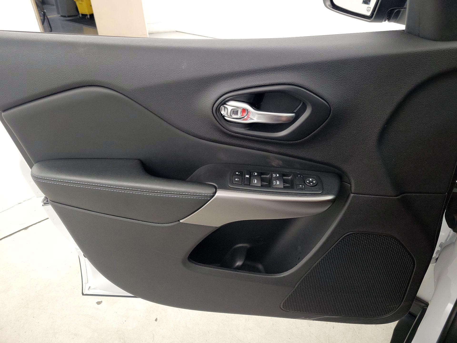 Thumbnail: 2021 Jeep Cherokee - 12