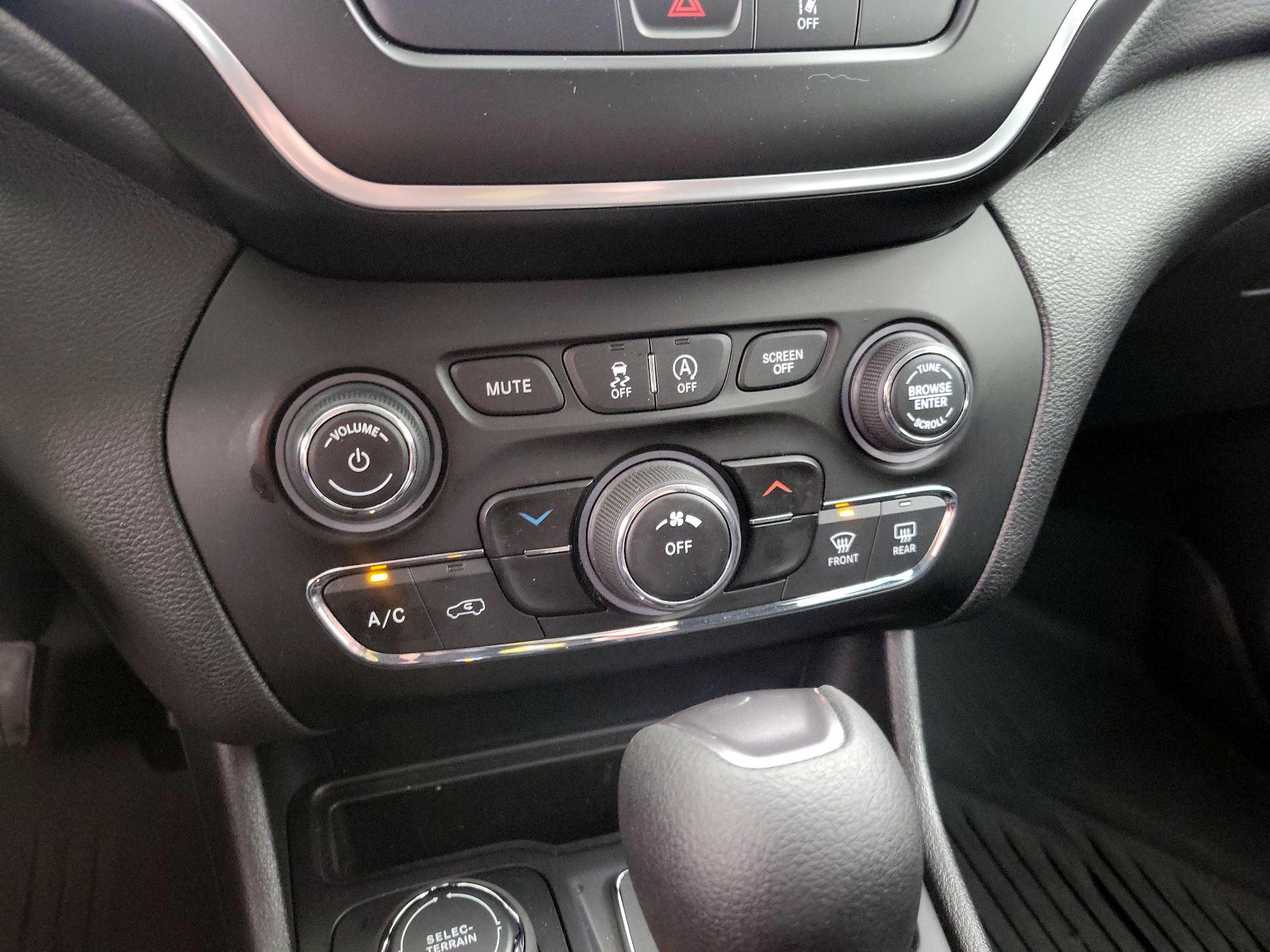 Thumbnail: 2021 Jeep Cherokee - 16