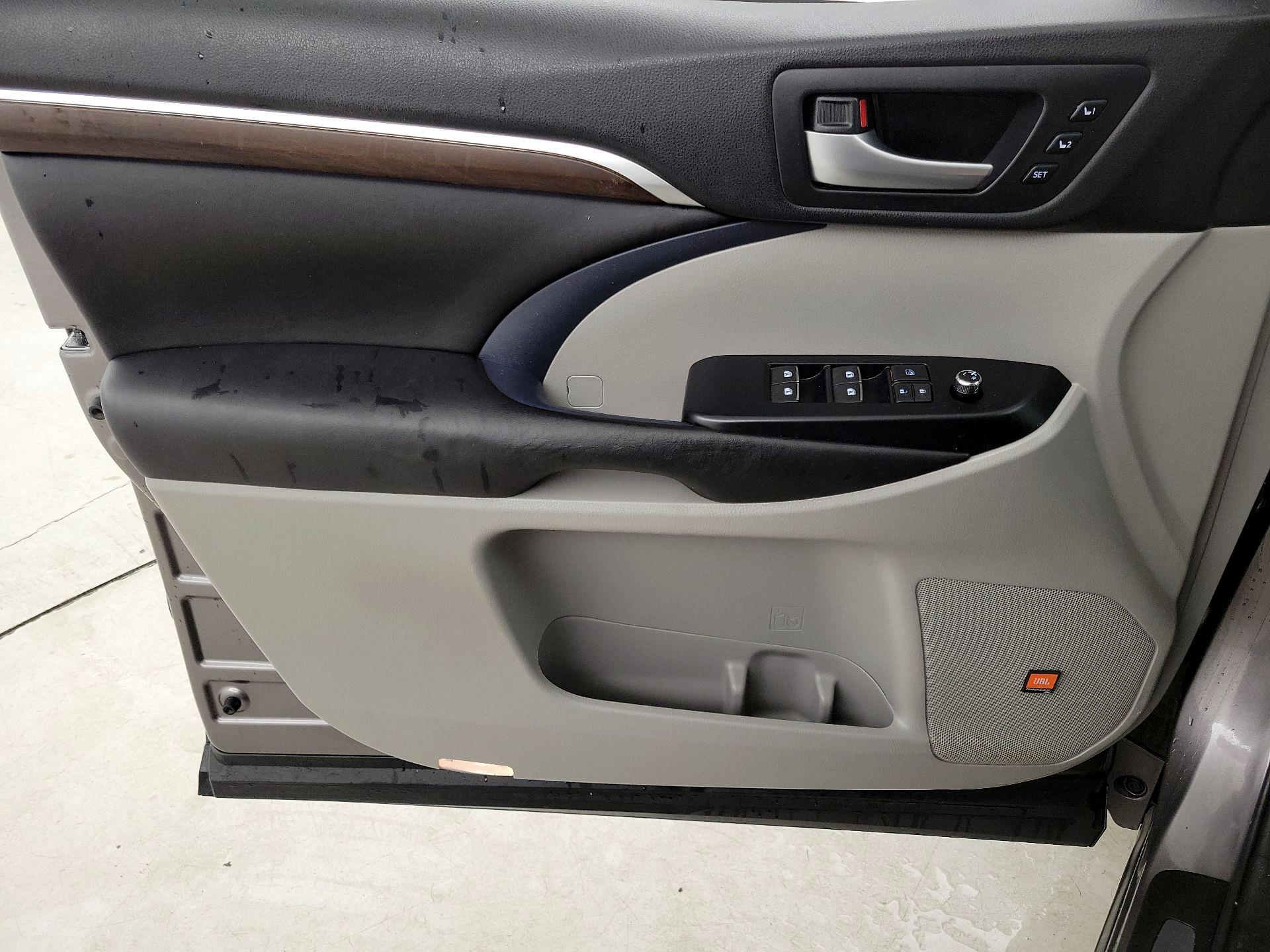 Thumbnail: 2016 Toyota Highlander - 12