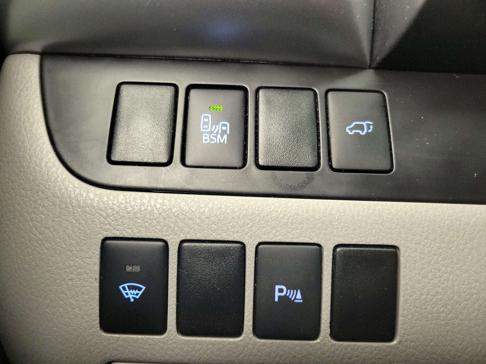 Thumbnail: 2016 Toyota Highlander - 13