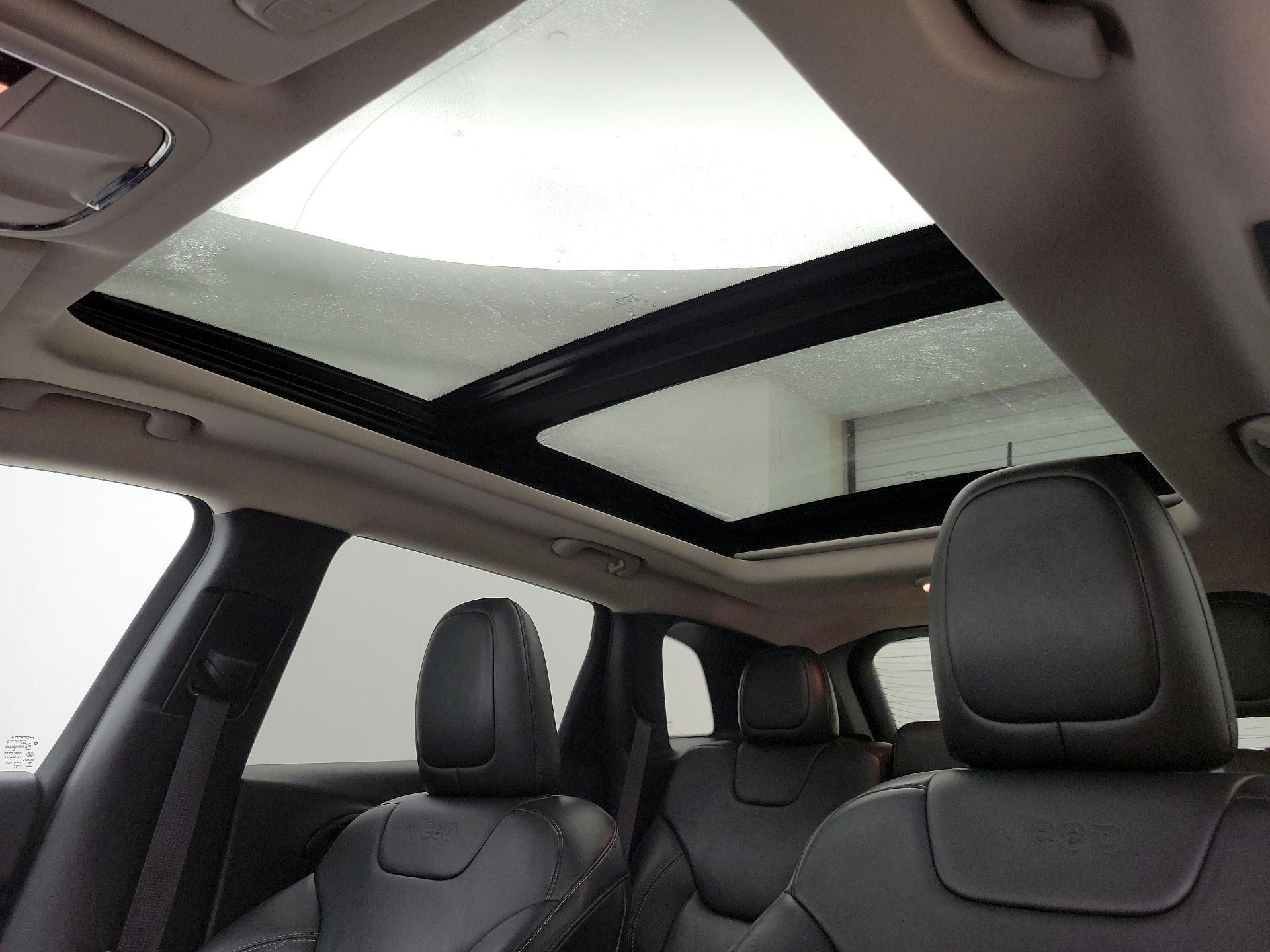 Thumbnail: 2017 Jeep Cherokee - 20