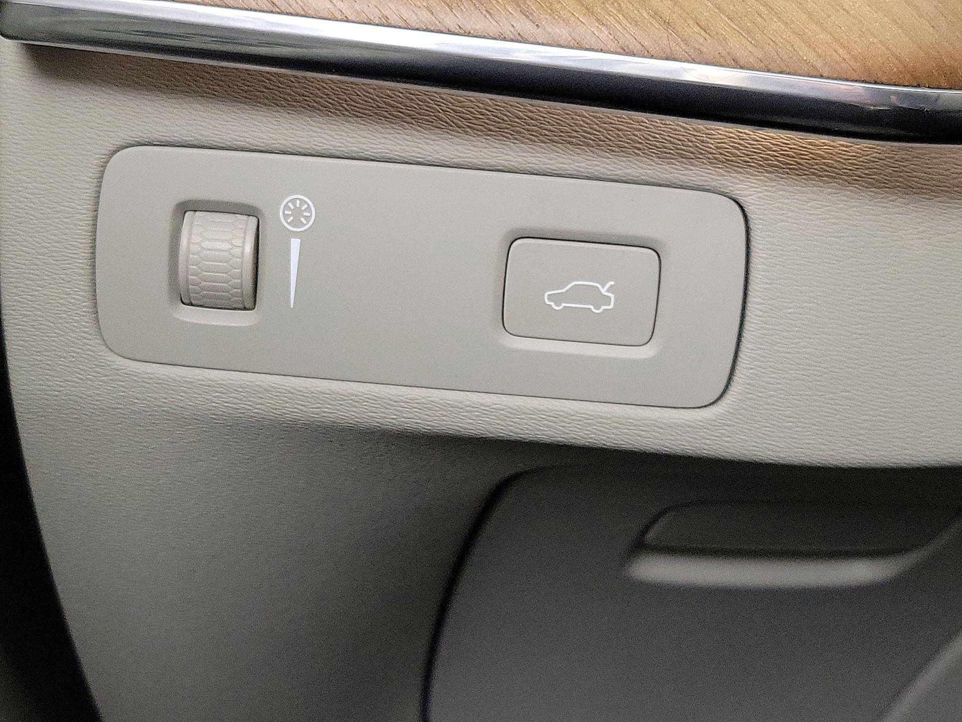 Thumbnail: 2018 Volvo XC90 - 13